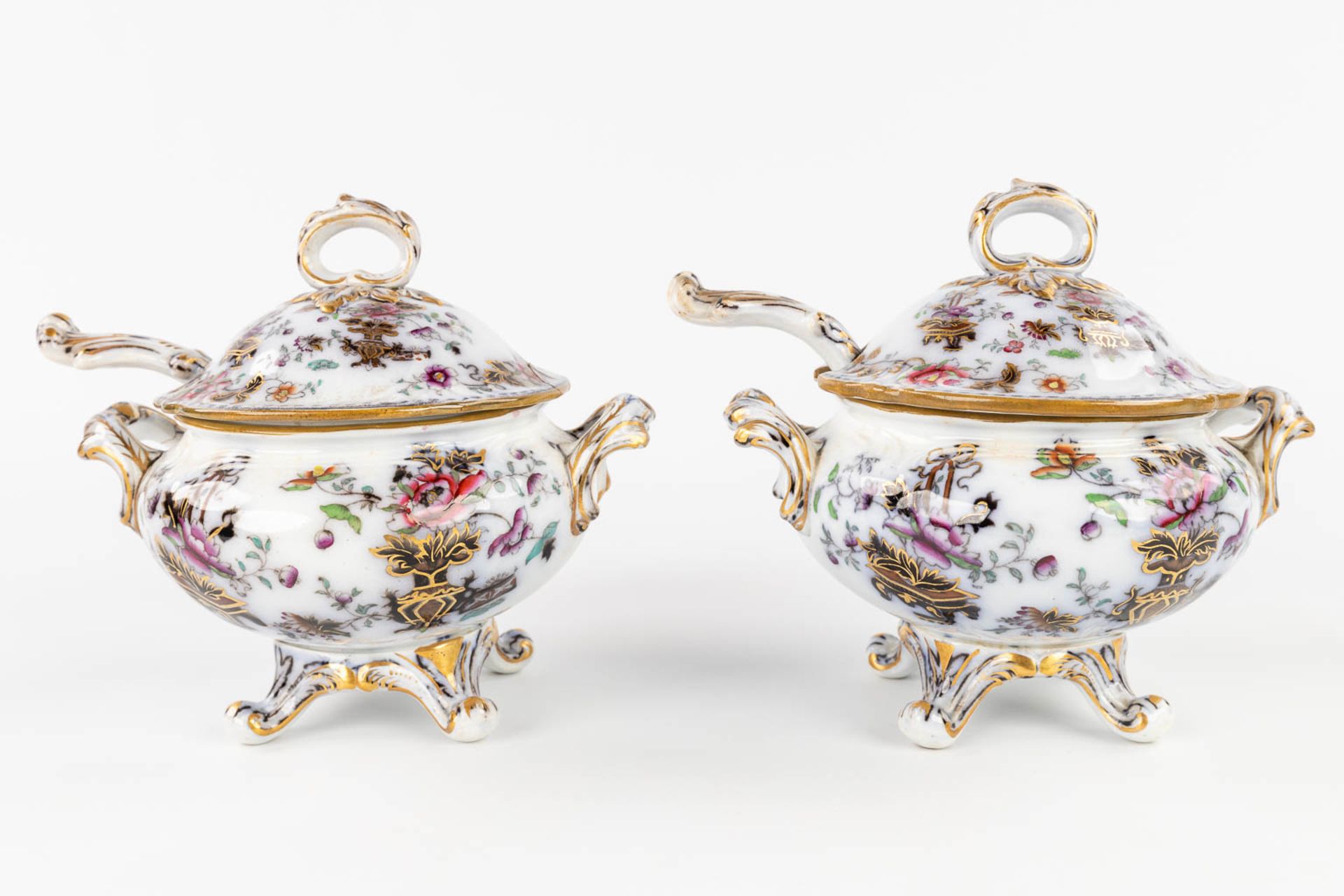 Francis Morley 'Casket Japan' a pair of small tureens with hand-painted decor. England, 19th C. (L: - Image 5 of 27