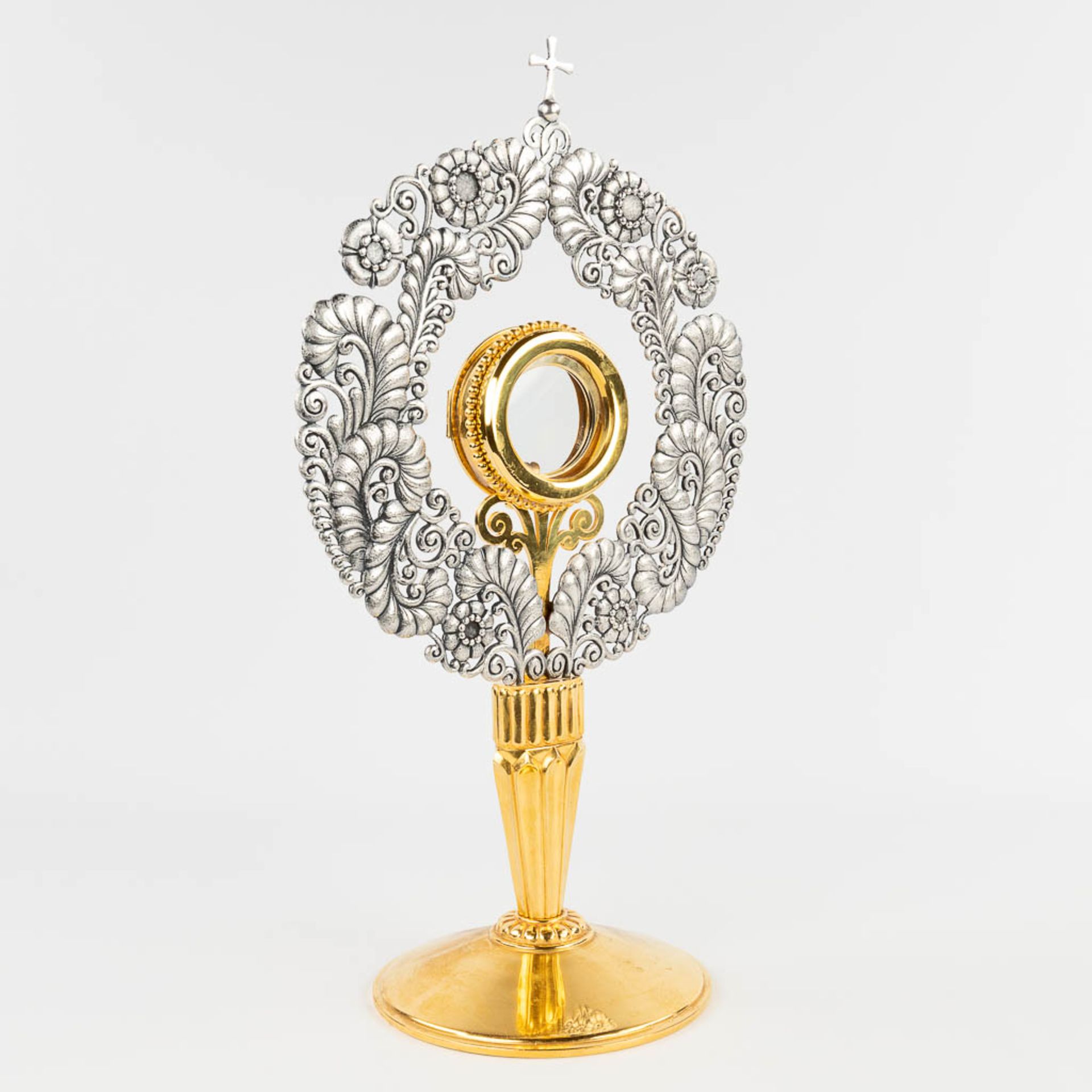 A modernist monstrance, silver-plated decorated with flowers and branches. 20th C. (L: 18 x W: 28 x - Image 3 of 14