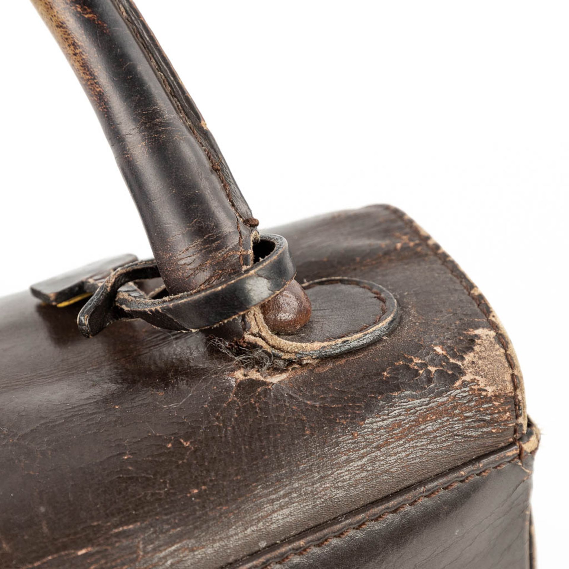 Delvaux Brillant PM, a handbag made of dark brown leather. Circa 1950. (W: 26 x H: 30 cm) - Image 14 of 19