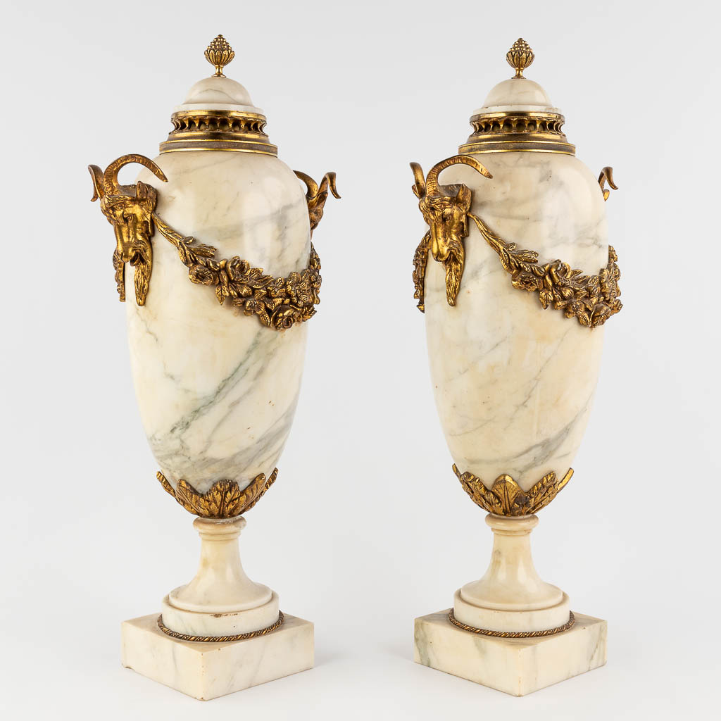 A pair of white marble cassolettes mounted with gilt bronze in Louis XVI style. 19th C. (W: 24 x H: - Image 3 of 14