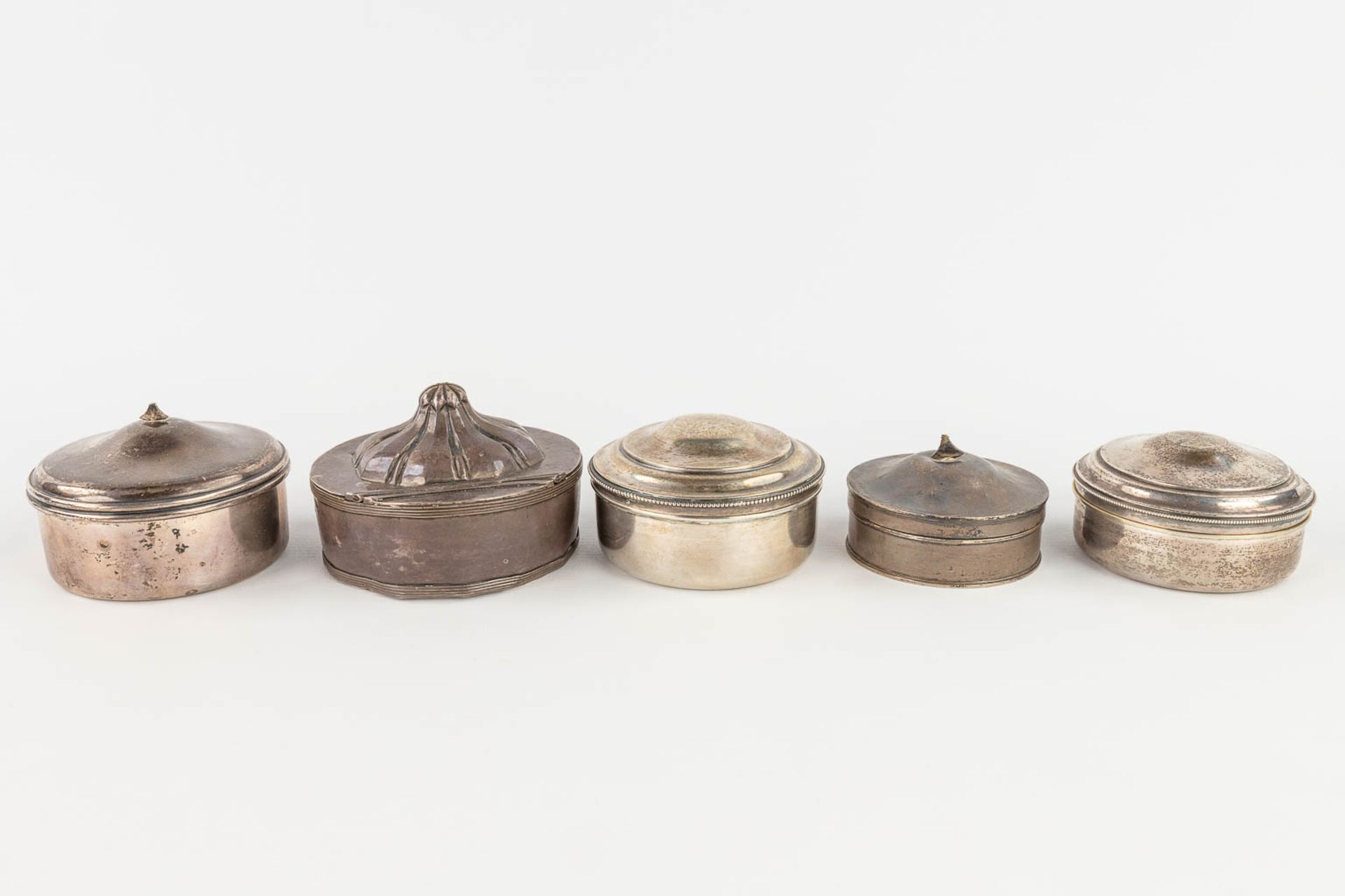 A collection of 16 storage boxes, Chrismarium, and spoons. Made of silver and silver-plated metal. ( - Image 11 of 13