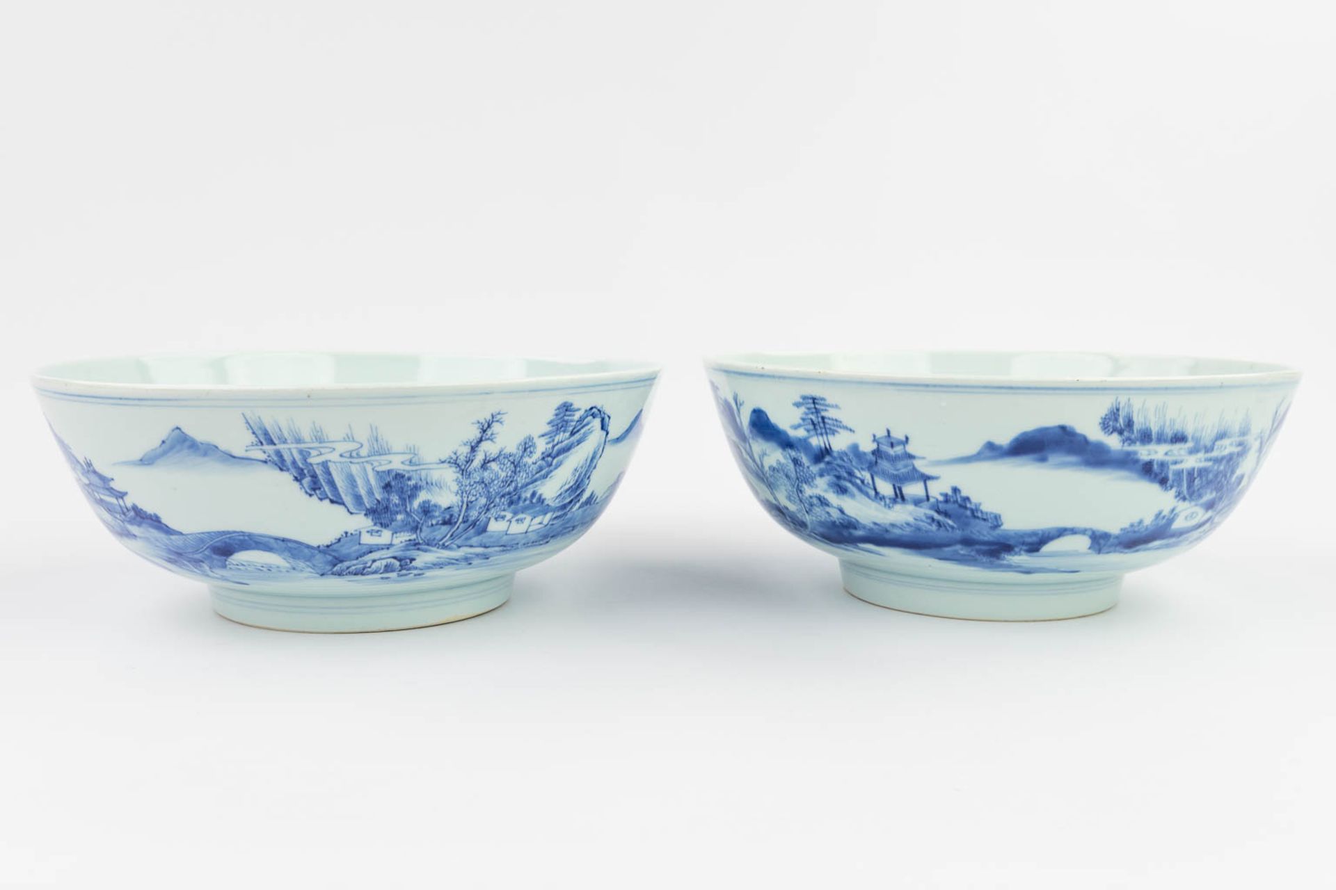 A pair of Chinese bowls made of blue-white porcelain. 18th/19th century. (H: 11 x D: 26,5 cm) - Image 6 of 17