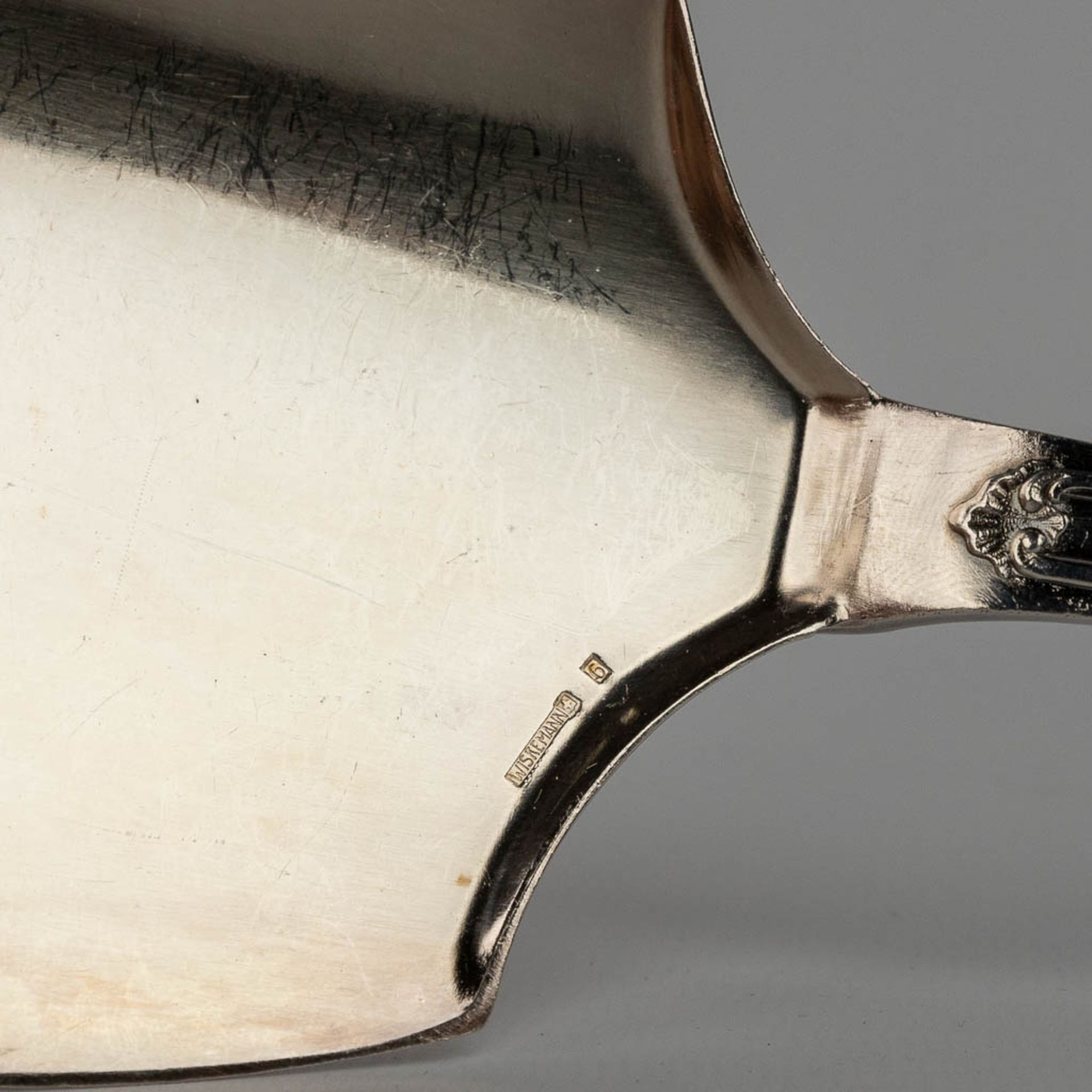B. Wiskemann, Bruxelles, a silver-plated cutlery set, Louis XV style. (L: 30 x W: 39 x H: 22 cm) - Bild 20 aus 24