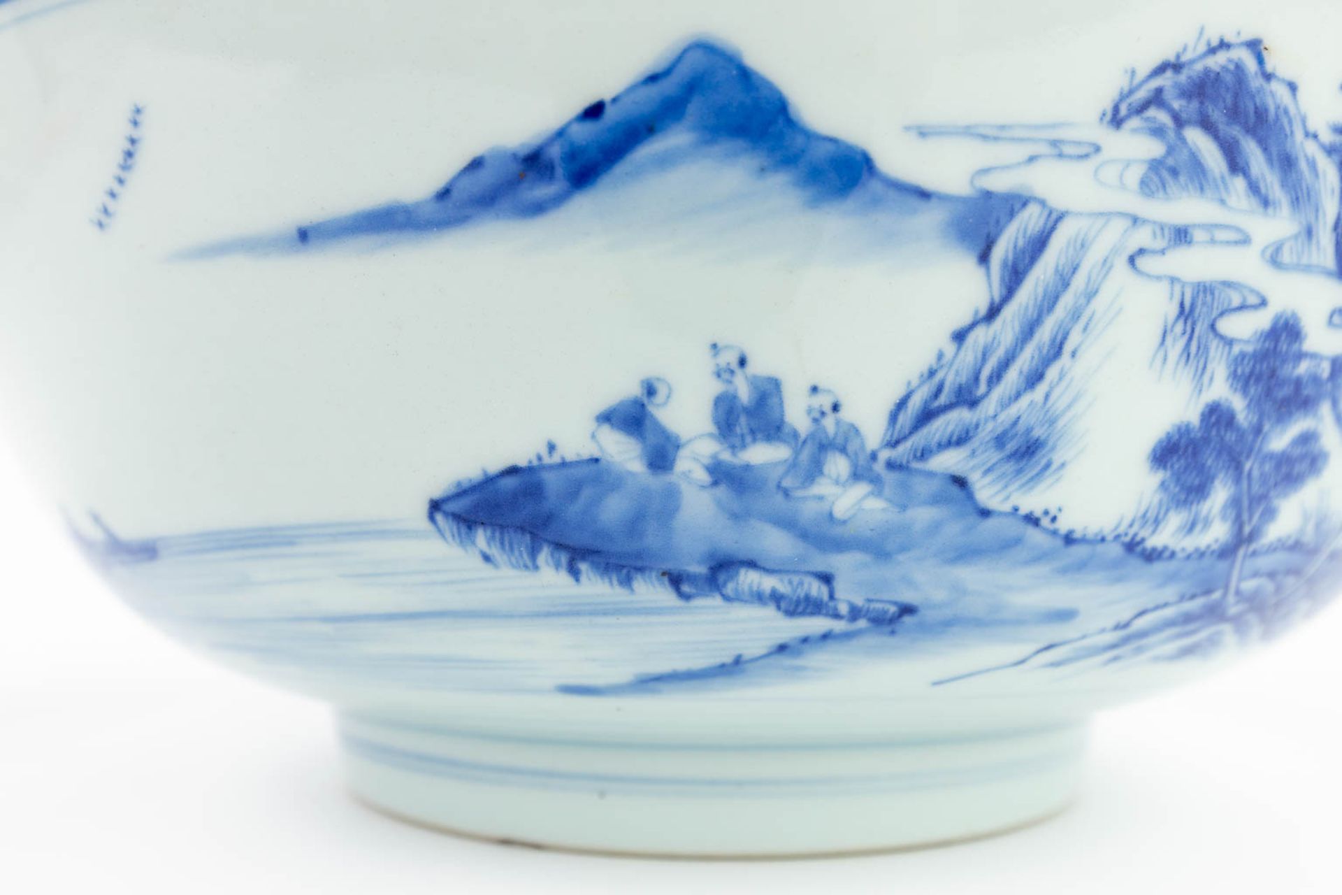 A pair of Chinese bowls made of blue-white porcelain. 18th/19th century. (H: 11 x D: 26,5 cm) - Image 8 of 17