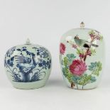A collection of 2 Chinese jars with lid, famille rose and blue-white. 19th/20th century. (H: 31 x D: