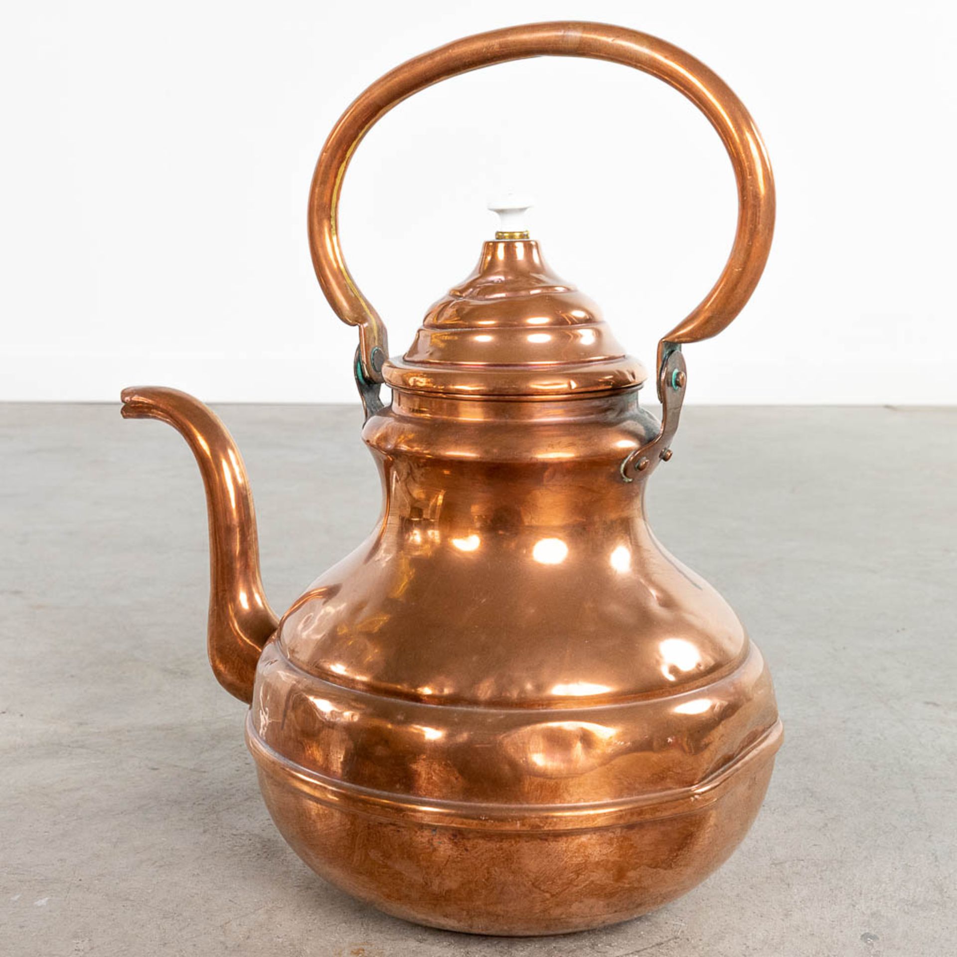 A collection of items made of red copper and brass. 18th/19th/20th C. - Image 7 of 9