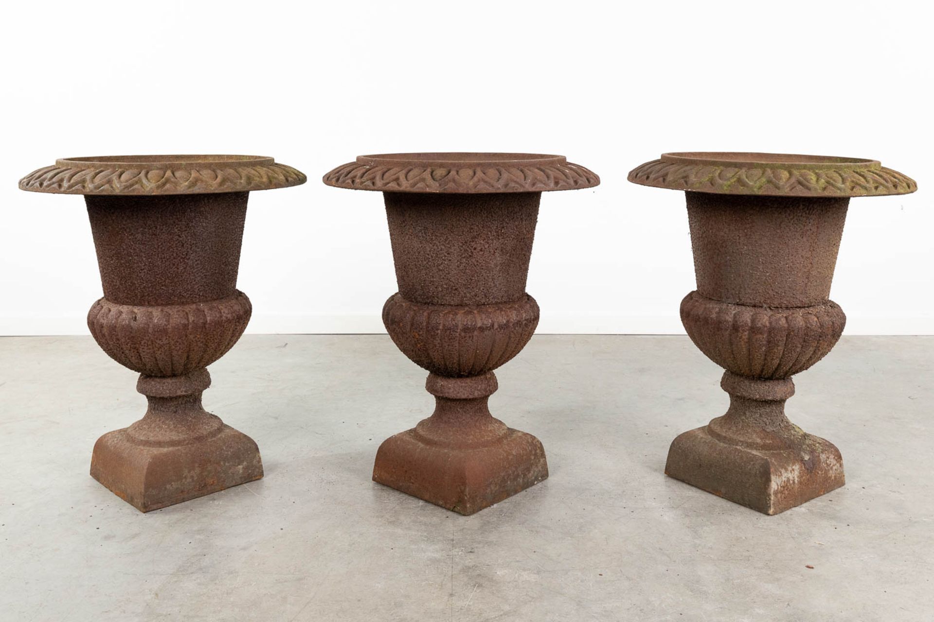 A collection of 3 large garden vases made of cast iron. (H: 67 x D: 55 cm) - Image 4 of 9
