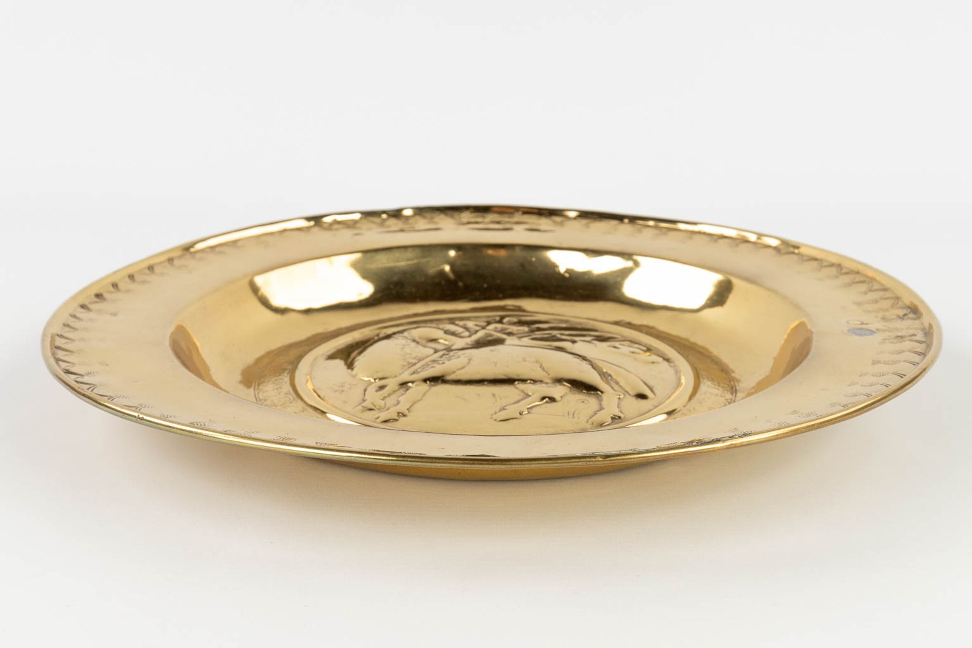 A large baptism bowl, Brass, images of the Holy Lamb. 16th/17th C. (H: 3,7 x D: 37 cm) - Image 7 of 12