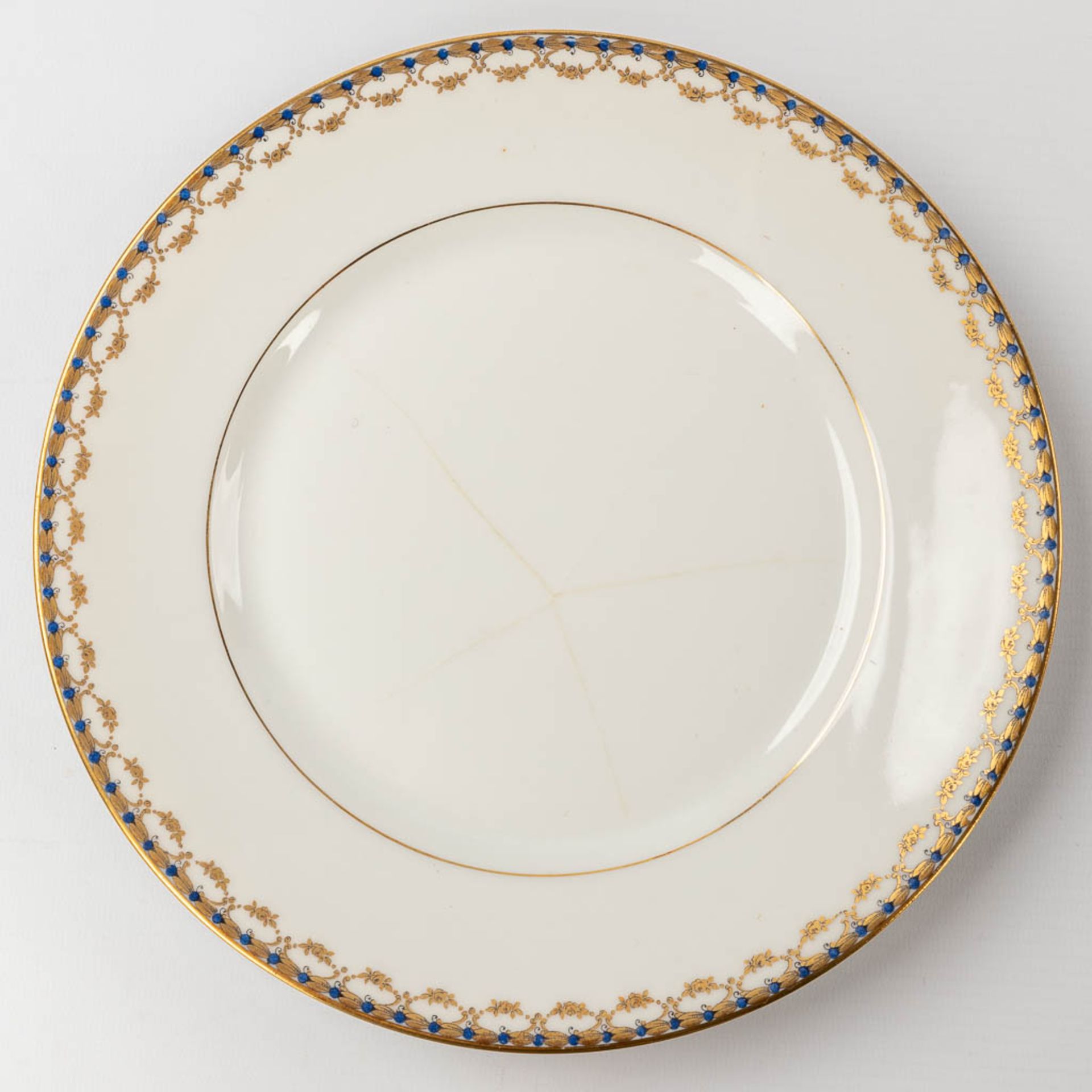 Porcelaine De Limoges, a 77 piece large dinner service. (L: 29 x W: 44 cm) - Image 6 of 20