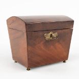 An English tea caddy, mahogany, 19th century. (L: 10 x W: 13,5 x H: 12 cm)