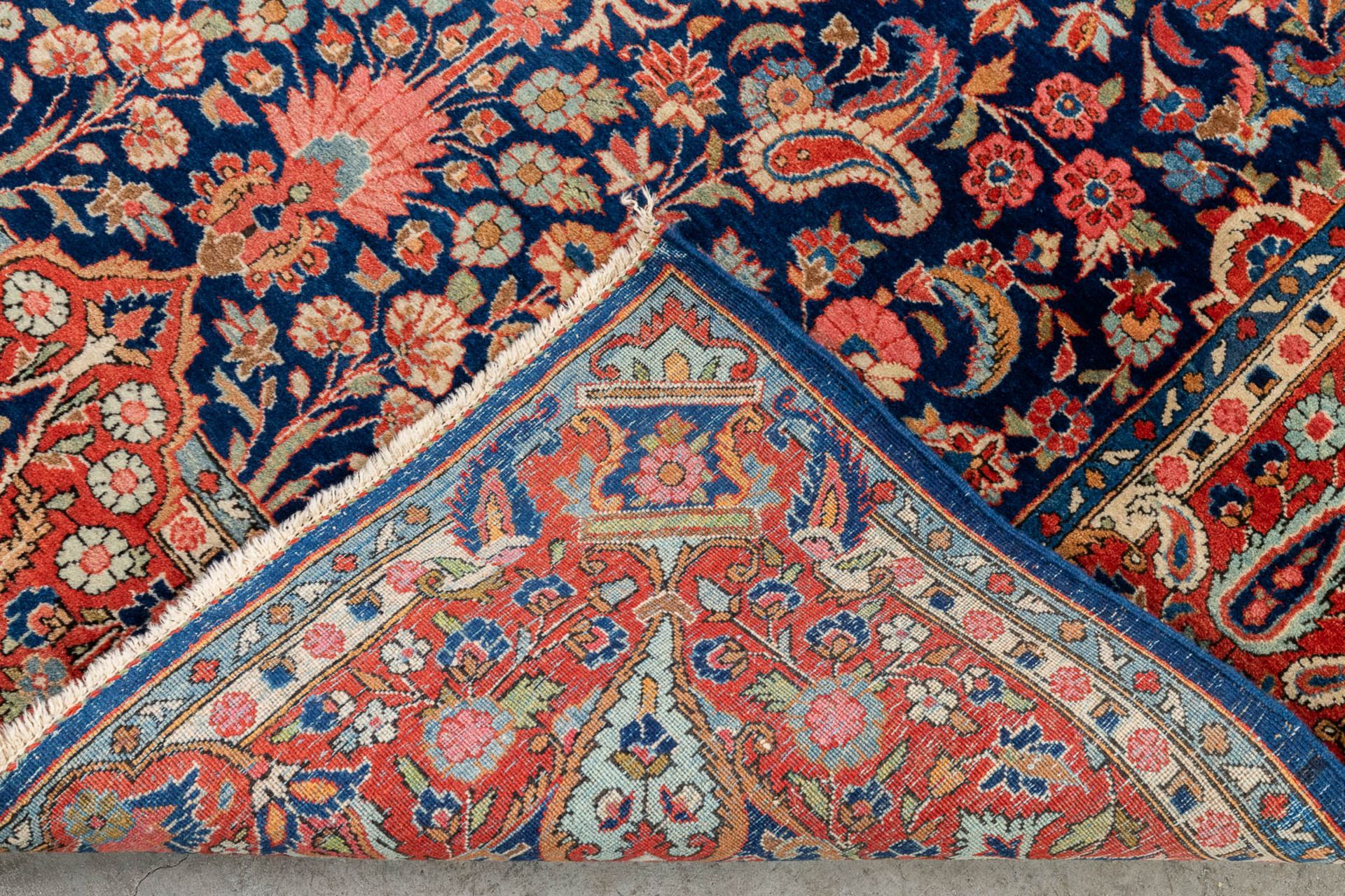 An oriental hand-made carpet, Kashan. (L: 205 x W: 128 cm) - Image 7 of 7