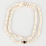 A vintage pearl necklace, with gold-plated clasp. (L: 84 cm)
