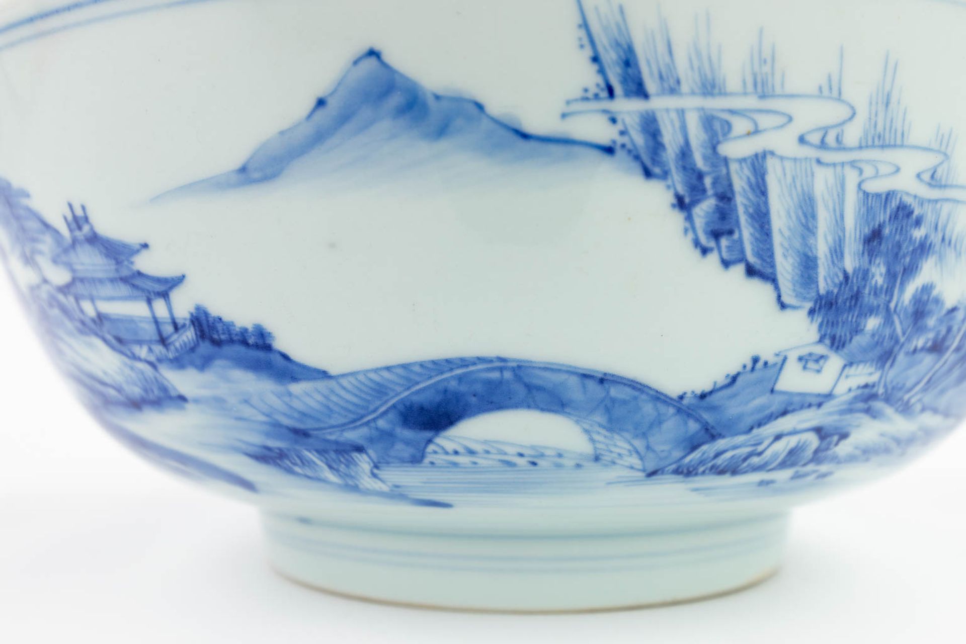 A pair of Chinese bowls made of blue-white porcelain. 18th/19th century. (H: 11 x D: 26,5 cm) - Image 11 of 17