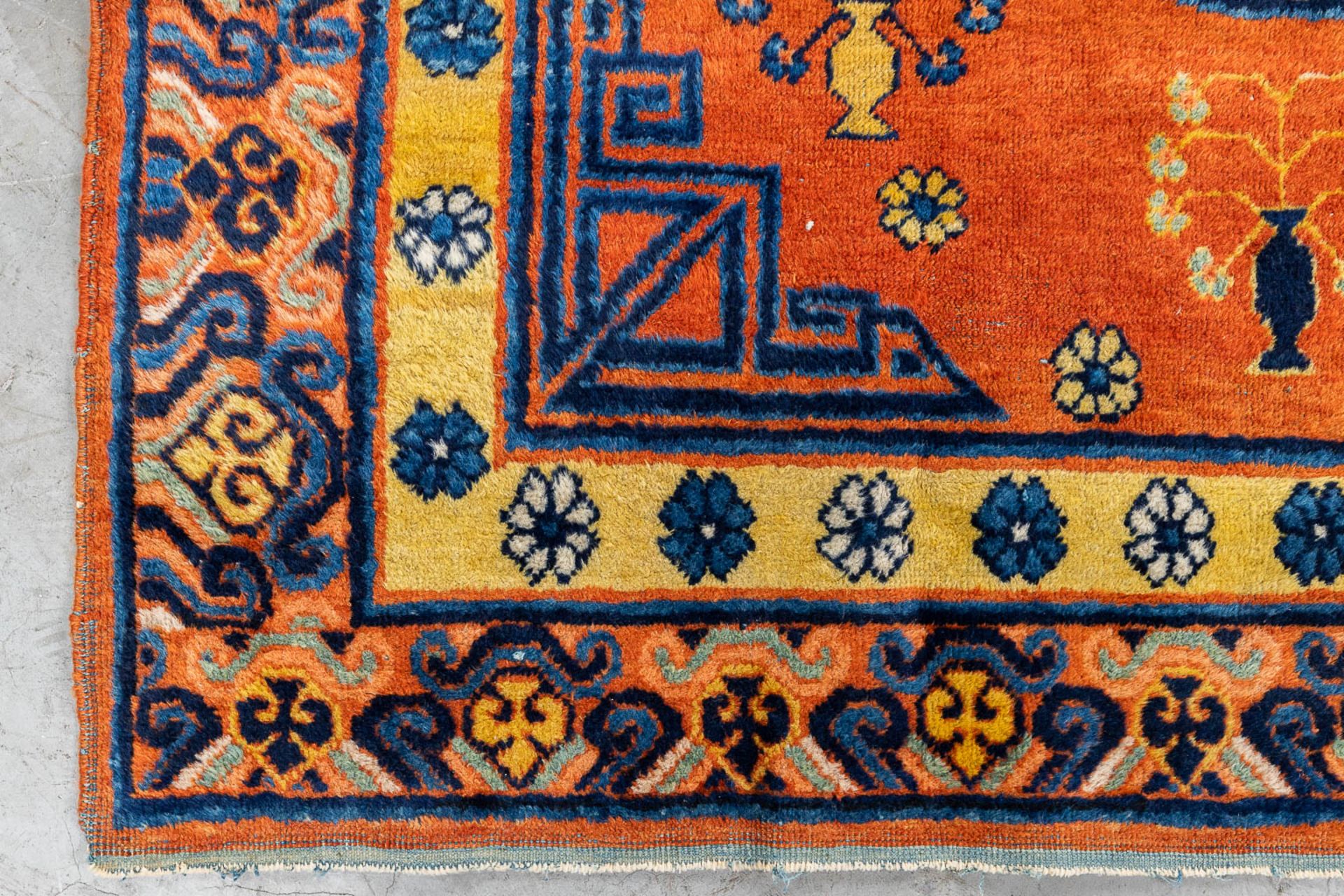 An Oriental hand-made carpet, Turkistan, Samerkand. (L: 178 x W: 122 cm) - Image 6 of 7