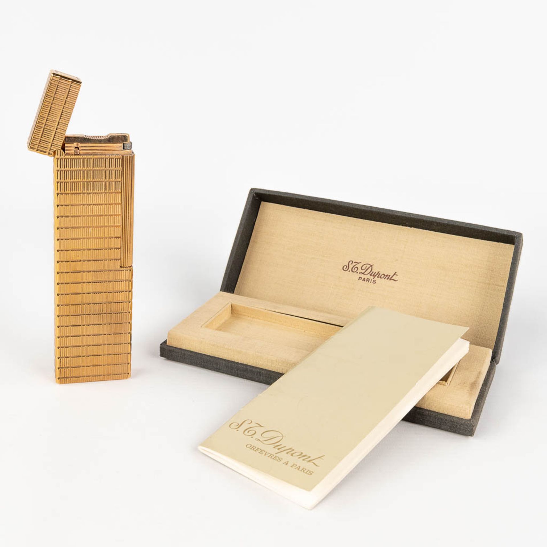 S.T. Dupont, a vintage lighter, gold-plated. In the original storage box. (L: 1,5 x W: 4 x H: 14 cm) - Image 12 of 14