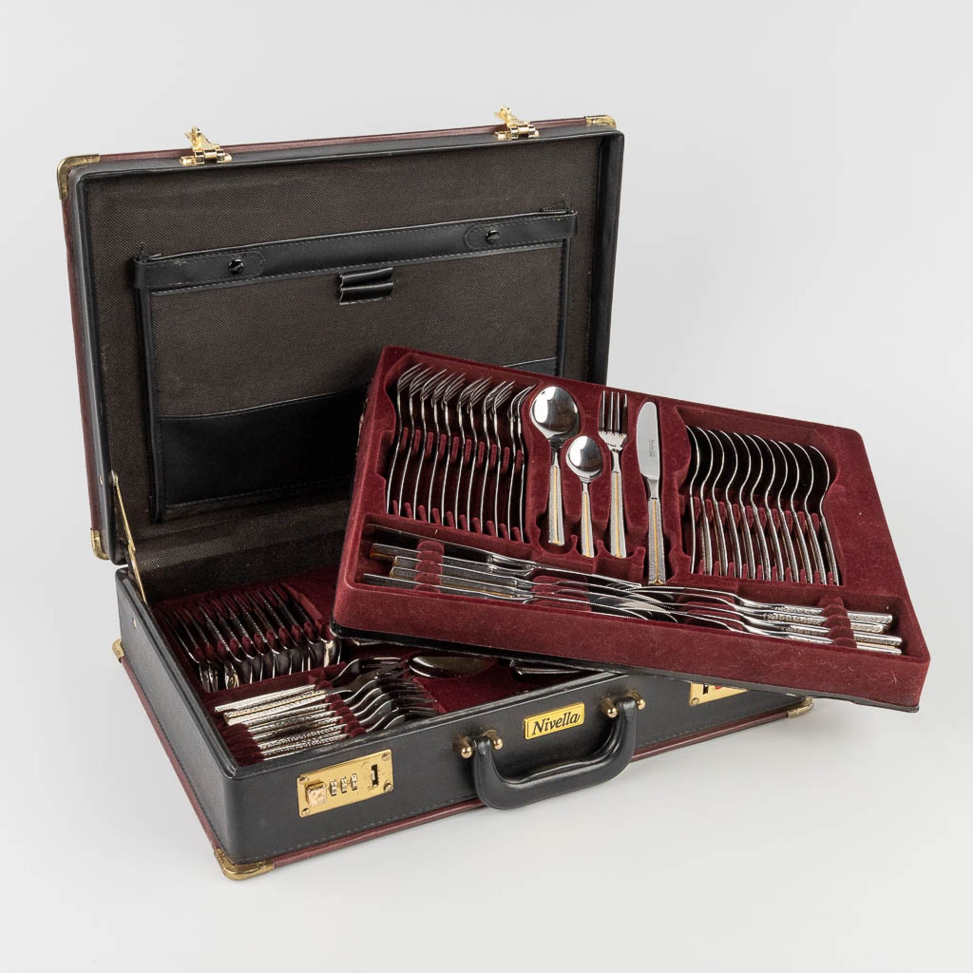 Nivella Solingen, an 82-piece cutlery set in a suitcase. Solingen, 18/10. (L: 35 x W: 47,5 x H: 11 c
