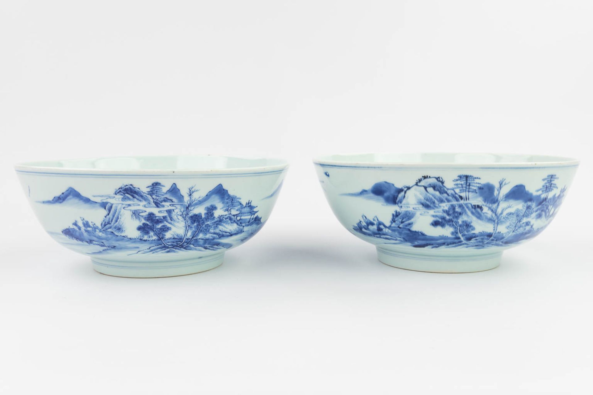 A pair of Chinese bowls made of blue-white porcelain. 18th/19th century. (H: 11 x D: 26,5 cm) - Image 9 of 17