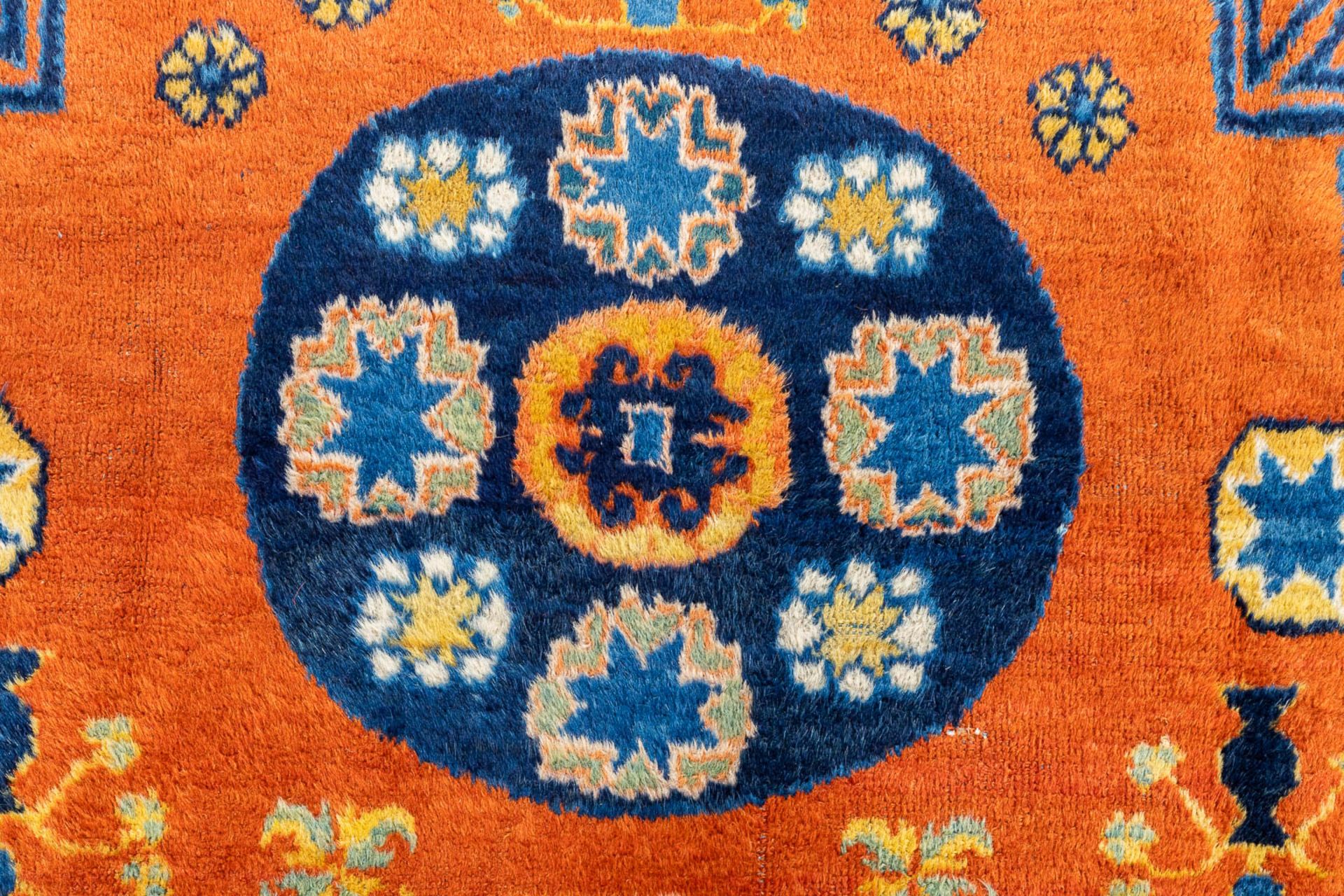 An Oriental hand-made carpet, Turkistan, Samerkand. (L: 178 x W: 122 cm) - Image 5 of 7