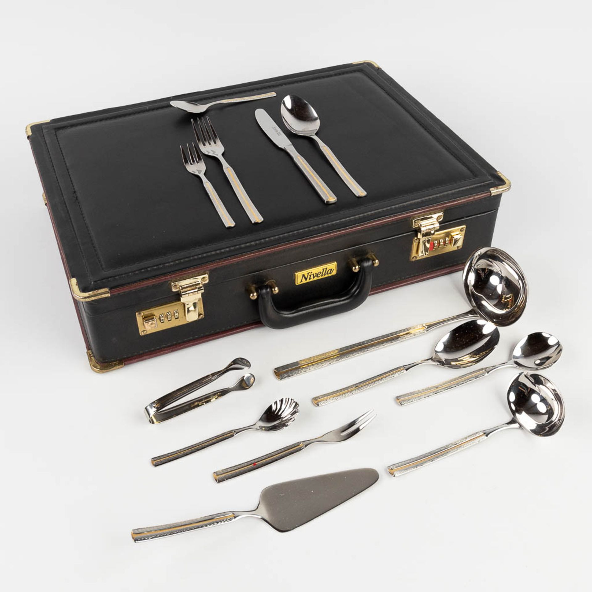 Nivella Solingen, an 82-piece cutlery set in a suitcase. Solingen, 18/10. (L: 35 x W: 47,5 x H: 11 c - Image 3 of 14