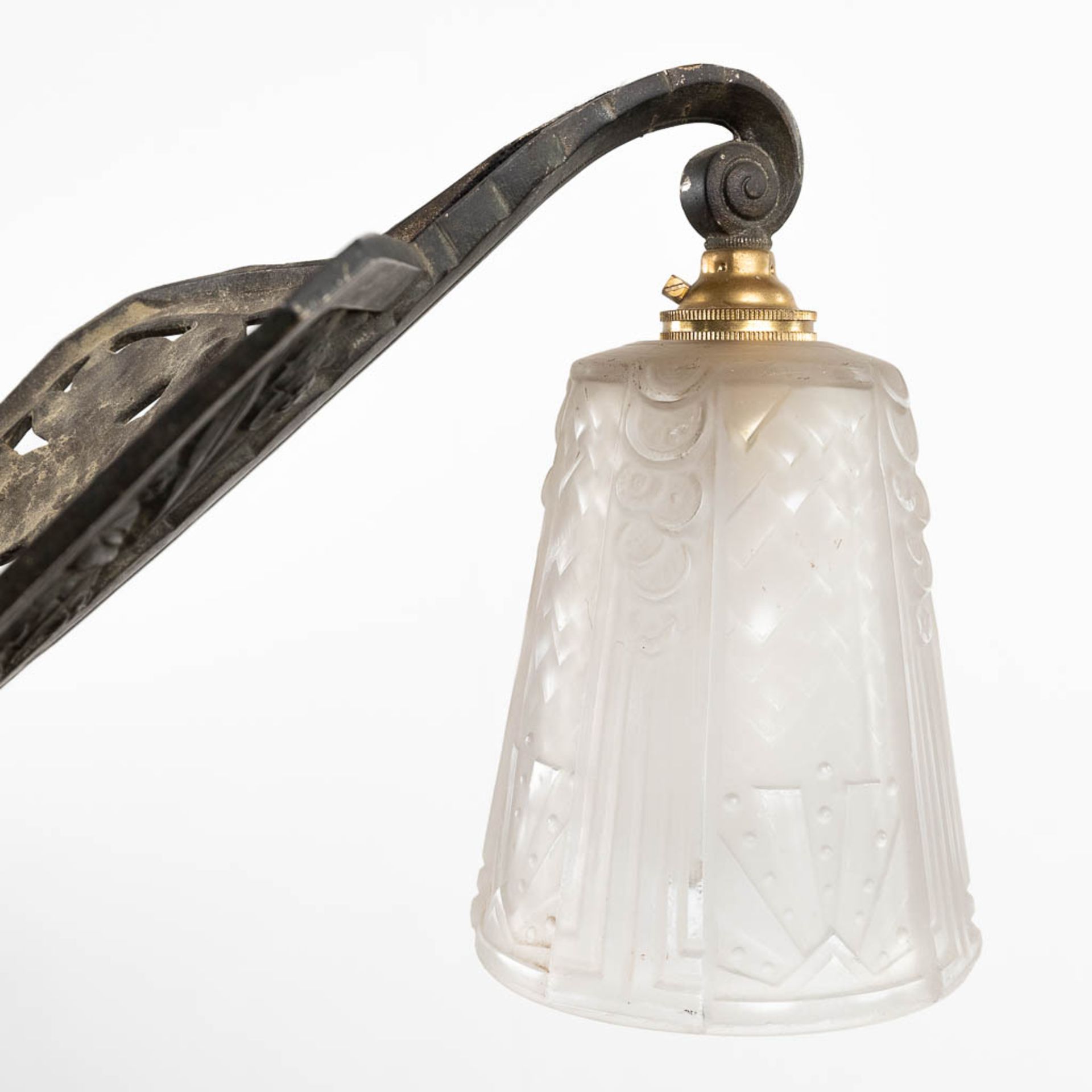 Muller Frres Luneville, a chandelier with satin glass lamp shades, marked. (H: 73 x D: 52 cm) - Image 8 of 10