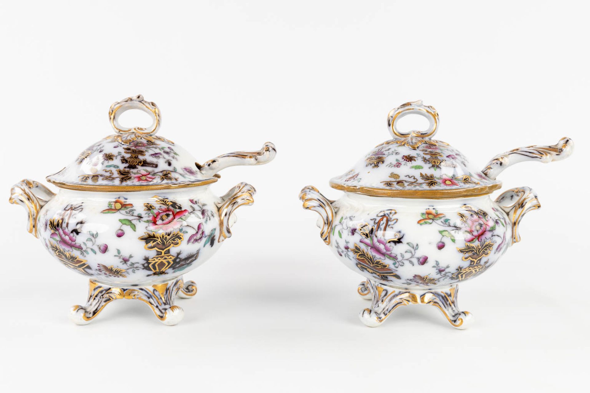 Francis Morley 'Casket Japan' a pair of small tureens with hand-painted decor. England, 19th C. (L: - Image 3 of 27