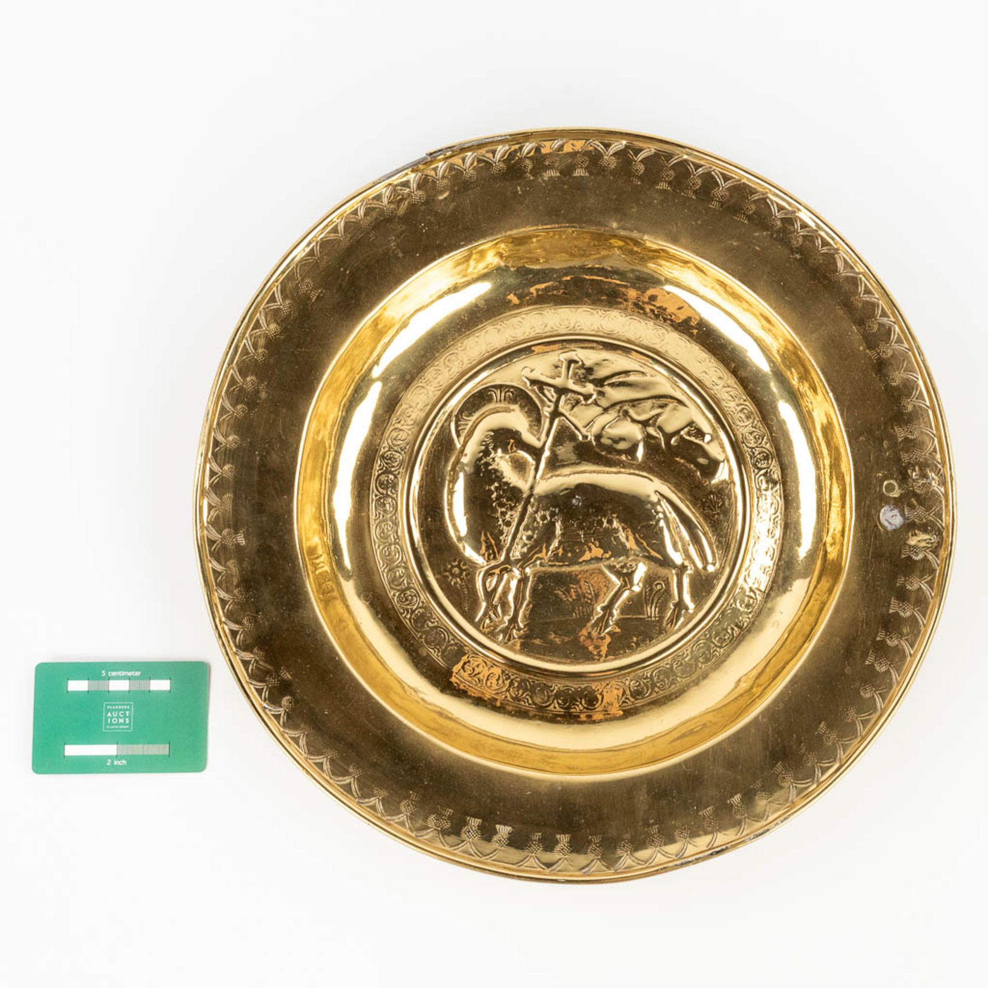 A large baptism bowl, Brass, images of the Holy Lamb. 16th/17th C. (H: 3,7 x D: 37 cm) - Image 2 of 12