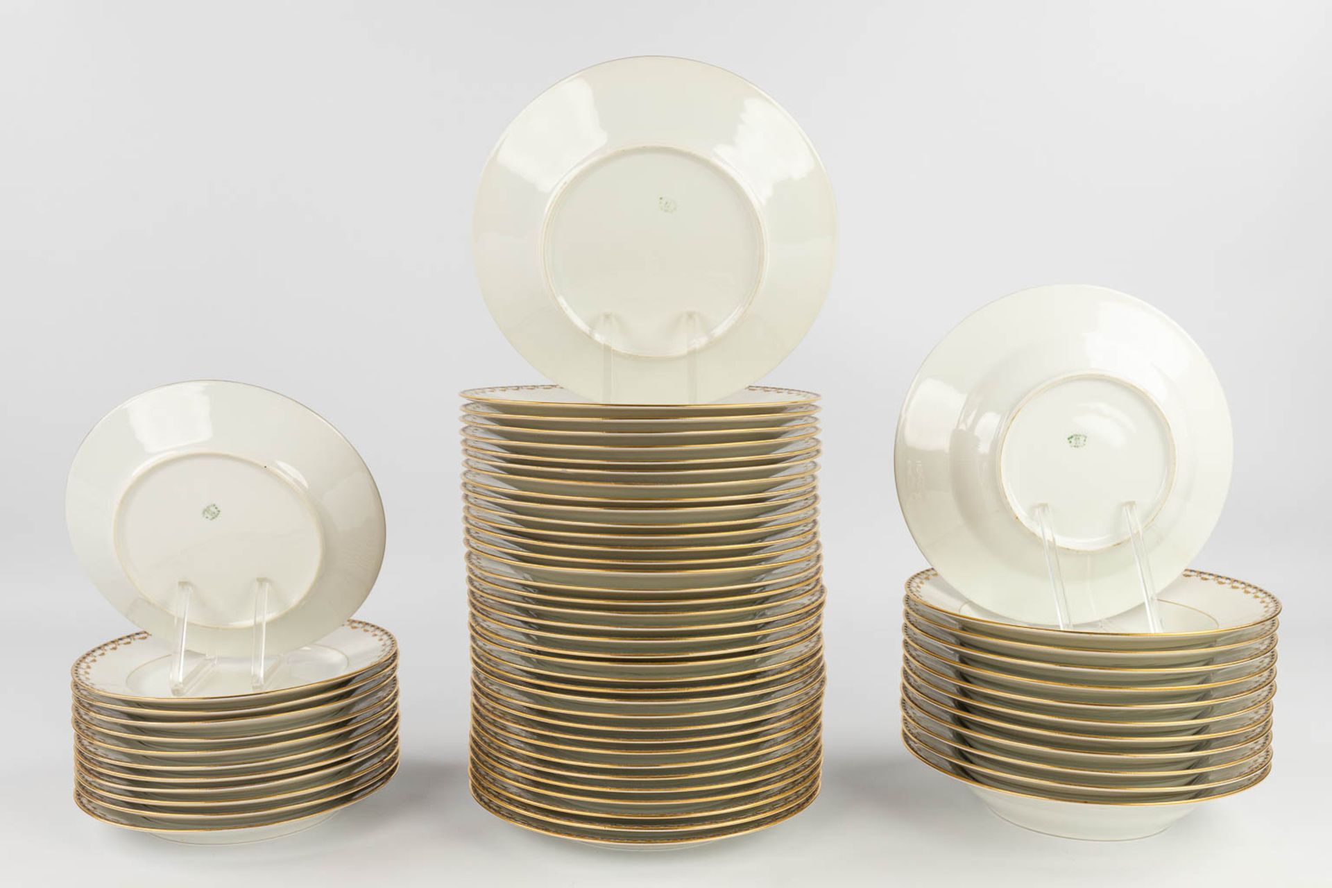 Porcelaine De Limoges, a 77 piece large dinner service. (L: 29 x W: 44 cm) - Image 4 of 20