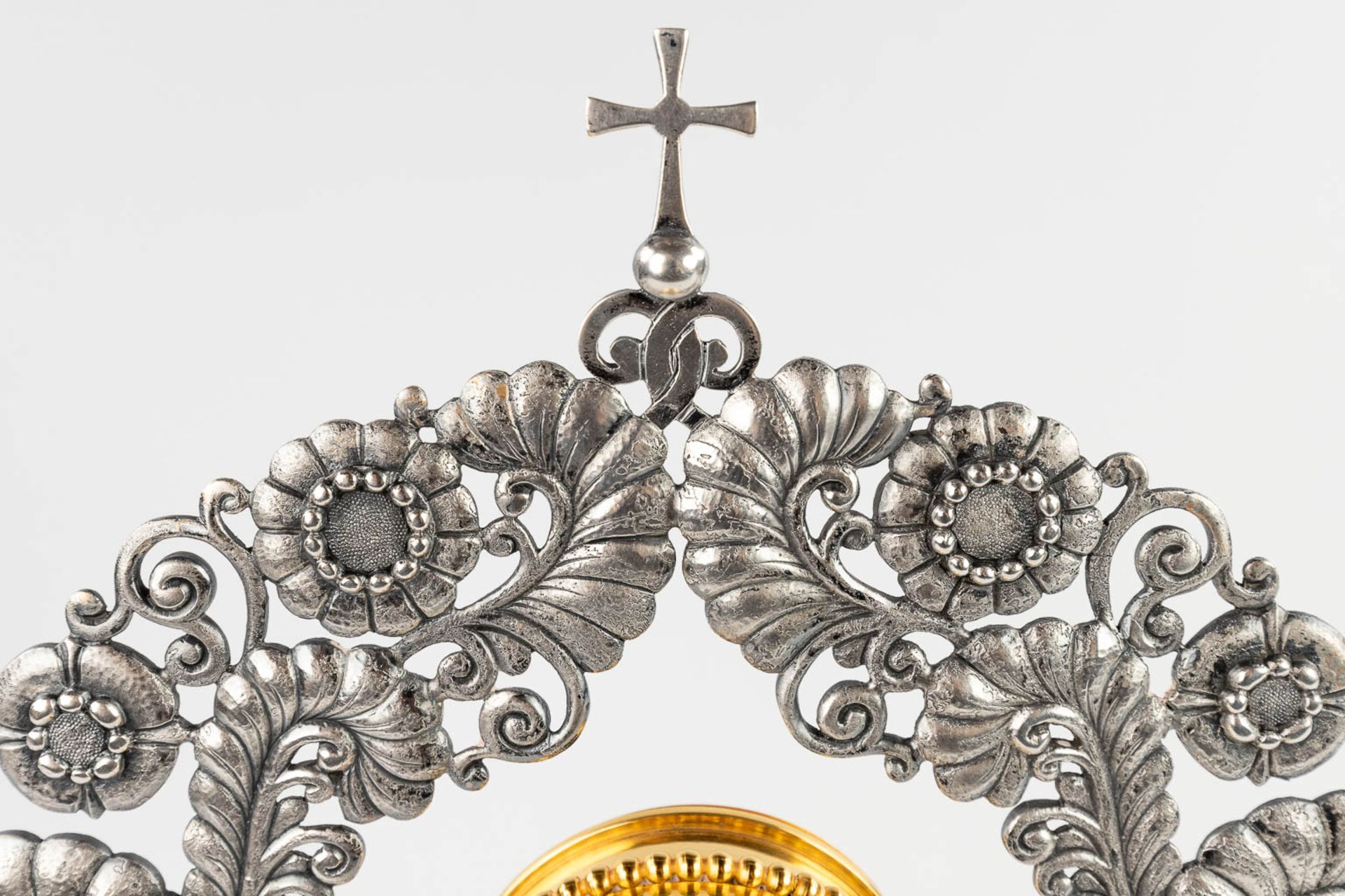 A modernist monstrance, silver-plated decorated with flowers and branches. 20th C. (L: 18 x W: 28 x - Image 9 of 14