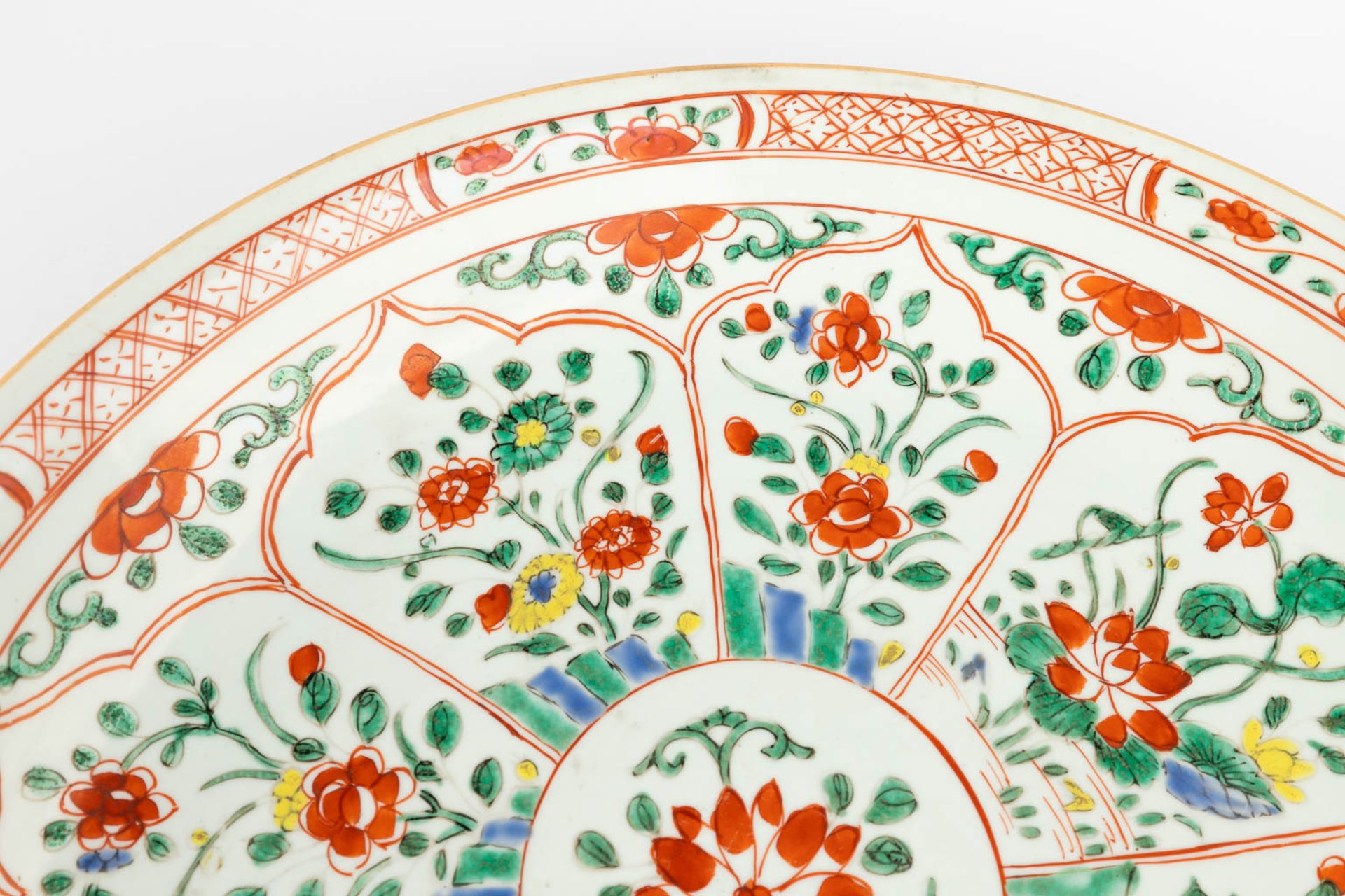An antique Chinese plate with Famille Verte decor. 19th/20th century. (D: 35 cm) - Image 4 of 10