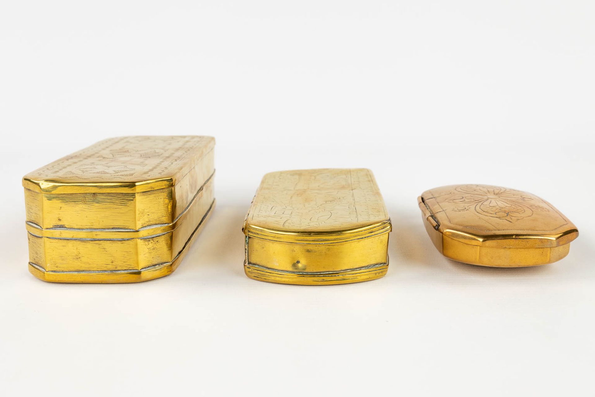 A collection of 3 antique oval tobacco boxes, made of copper. 18th/19th C. (L: 7 x W: 12 x H: 3,5 cm - Image 12 of 13
