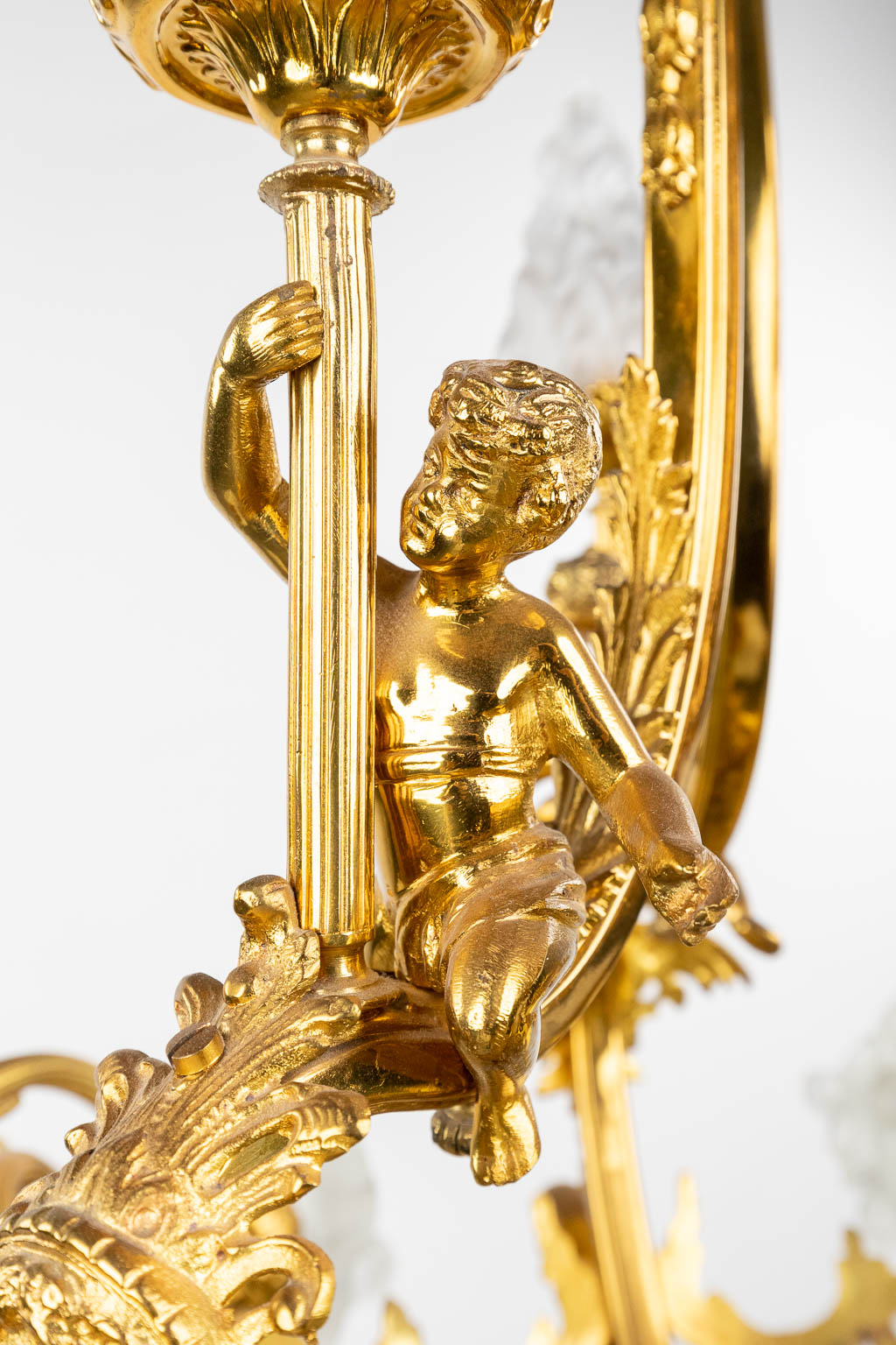 A chandelier made of gold-plated bronze, decorated with putti and glass in Louis XV style. Circa 195 - Image 6 of 13