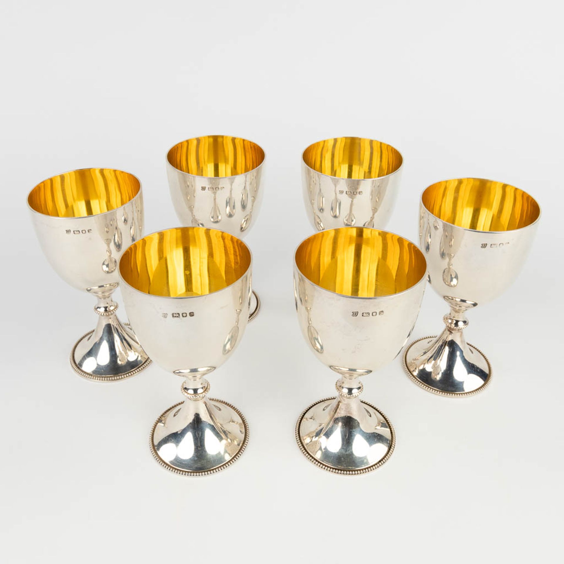 A set of 6 silver goblets, made by Trevor Towner in England, 1972. 1097g. (H: 14,5 x D: 7,5 cm)