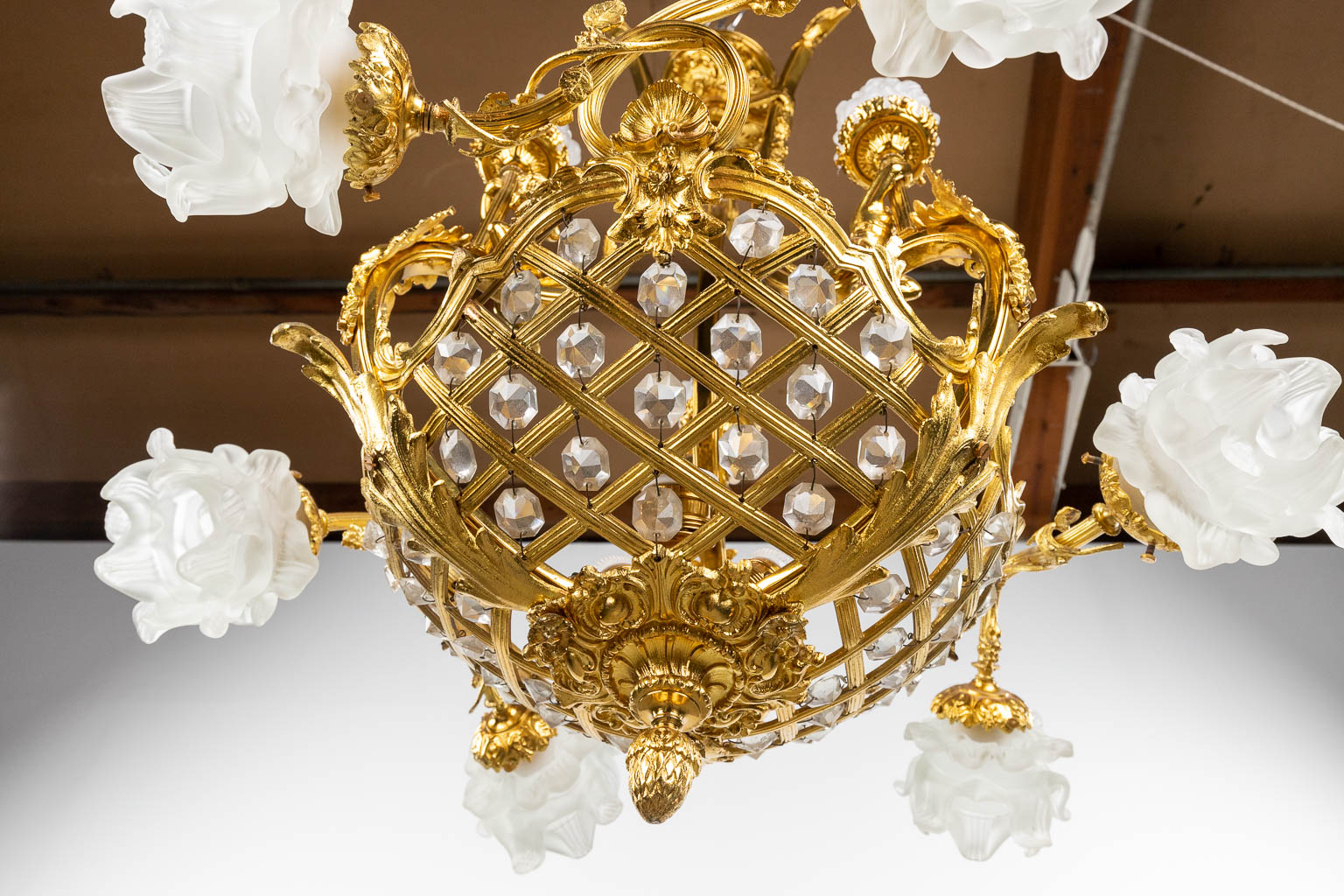 A chandelier made of gold-plated bronze, decorated with putti and glass in Louis XV style. Circa 195 - Image 13 of 13