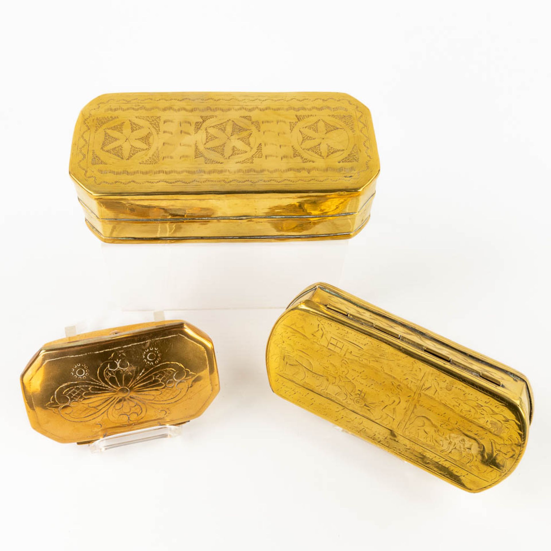 A collection of 3 antique oval tobacco boxes, made of copper. 18th/19th C. (L: 7 x W: 12 x H: 3,5 cm