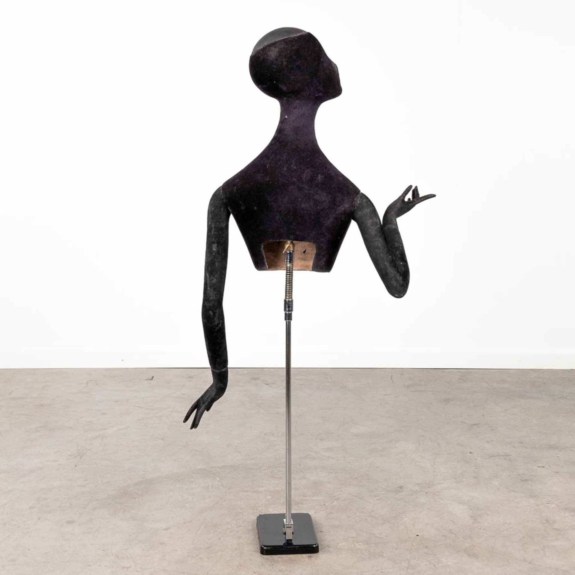 A fitting doll 'Moch Koln' on a metal base marked Vitra. (W: 55 x H: 124 cm) - Bild 5 aus 16