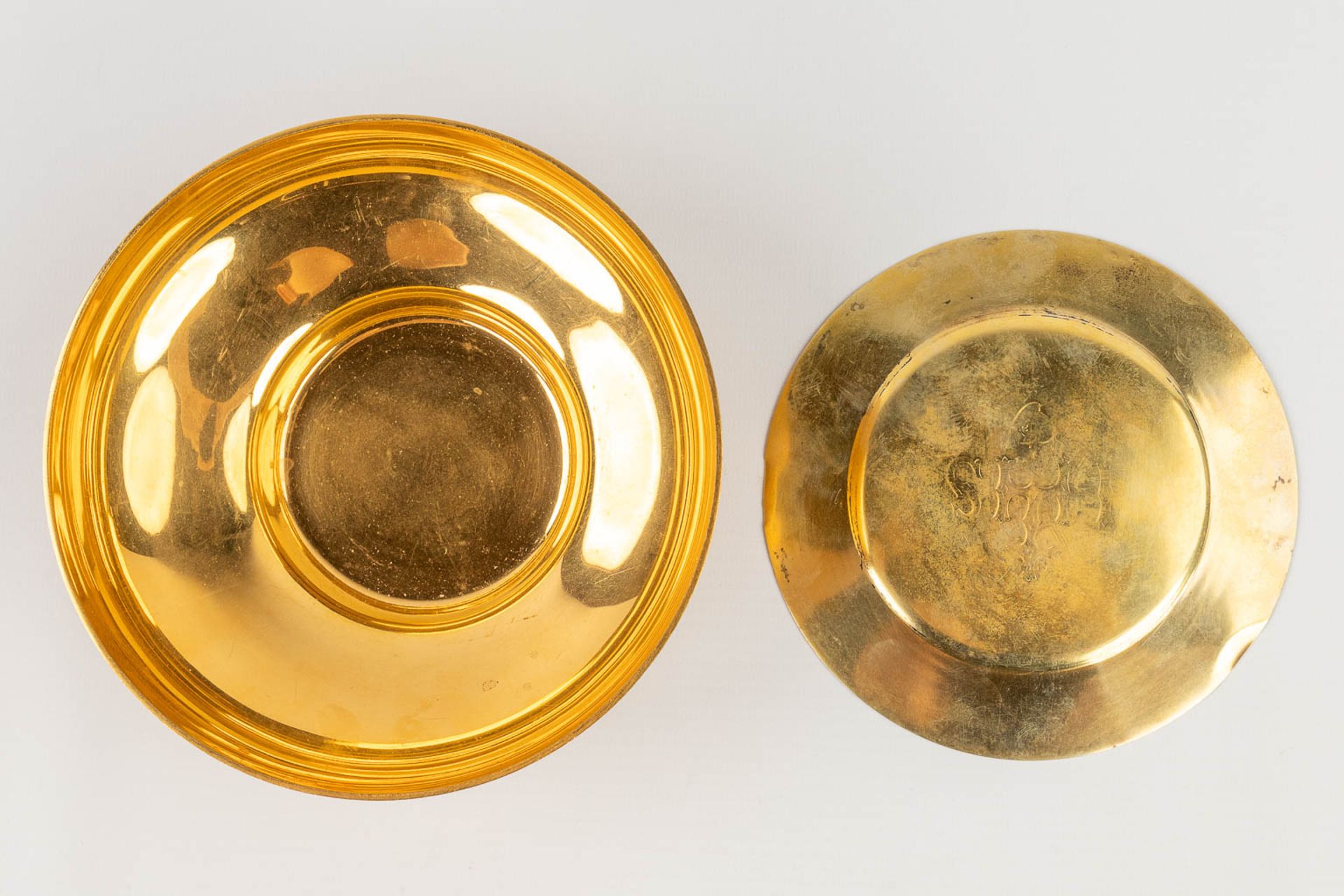A collection of 4 sacred bread trays, gold-plated metal, added a paten made of silver. 20th C. (L: 1 - Image 9 of 12