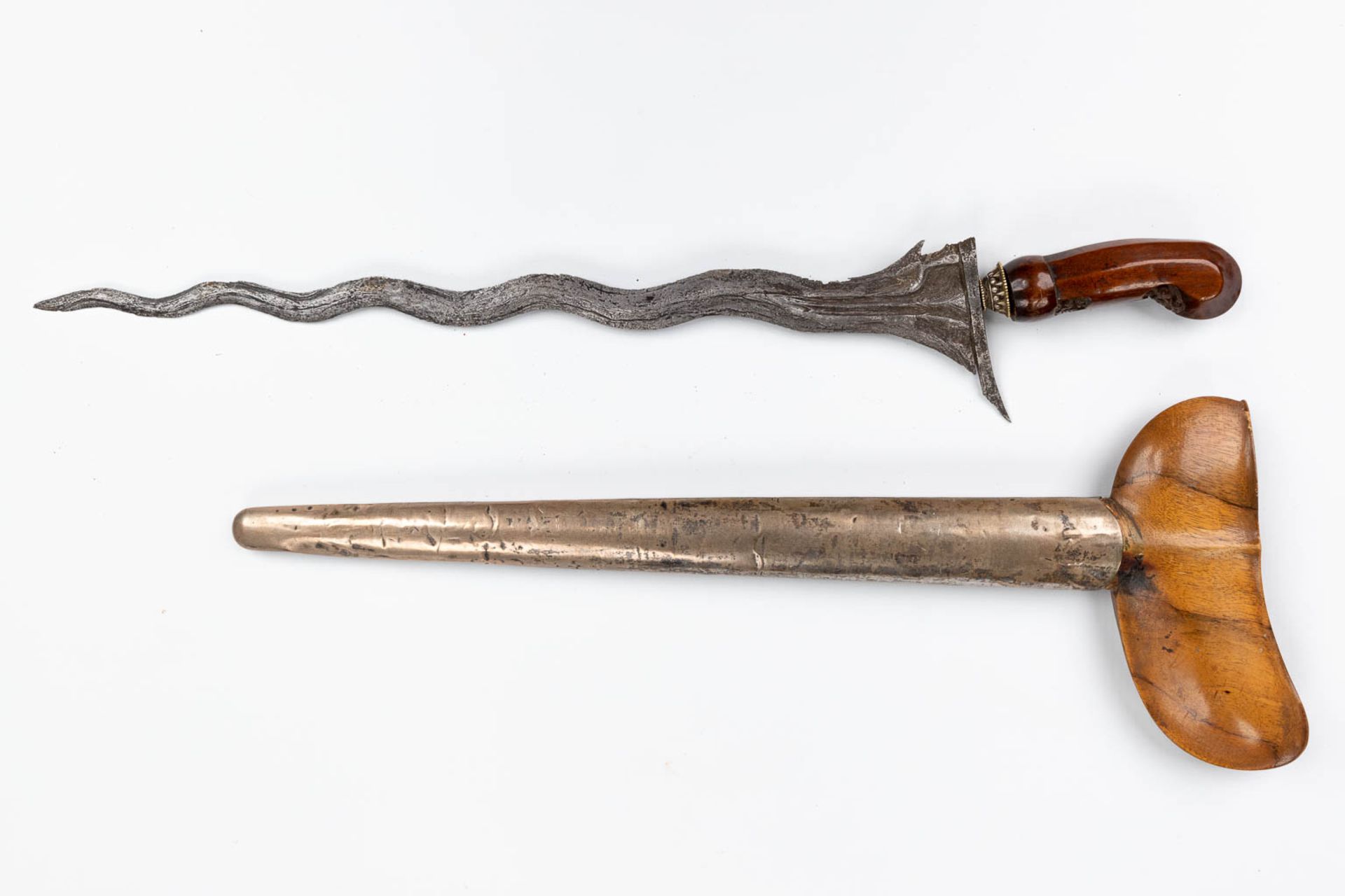 A collection of 4 'Kris' swords, Java, 18de/19de eeuw. (W: 74 cm) - Image 11 of 17