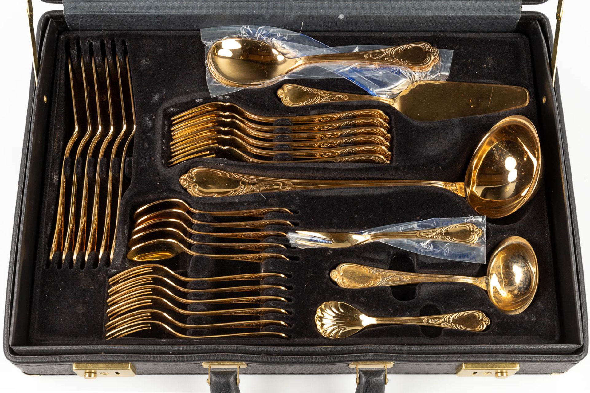 A gold-plated 'Royal Collection Solingen' flatware cutlery set, made in Germany. (L: 34 x W: 45,5 x - Image 12 of 12