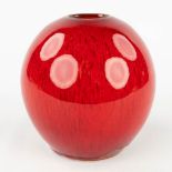 Rogier VANDEWEGHE (1923-2020) 'Red Vase' for Amphora. (H: 17 x D: 15 cm)
