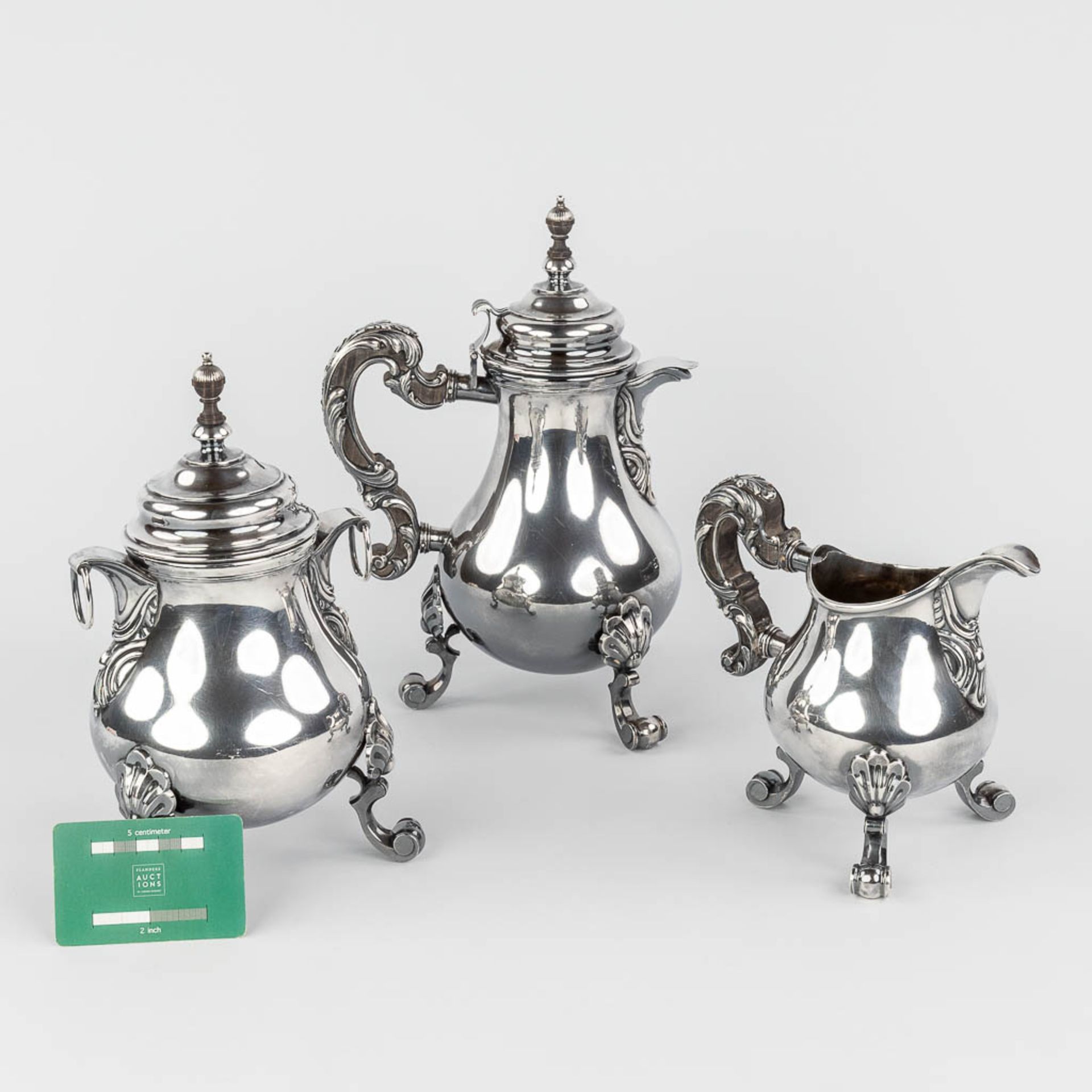 A solid silver Coffee and tea pot, with a milk jug. Probably Schotland, circa 1900. 2,480g. (L: 20 x - Image 2 of 13