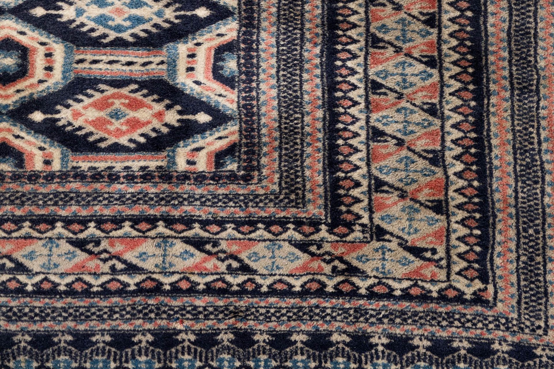 An Oriental hand-made carpet Buchara/Bokhara. (199 x 126 cm). (L: 199 x W: 126 cm) - Image 8 of 10