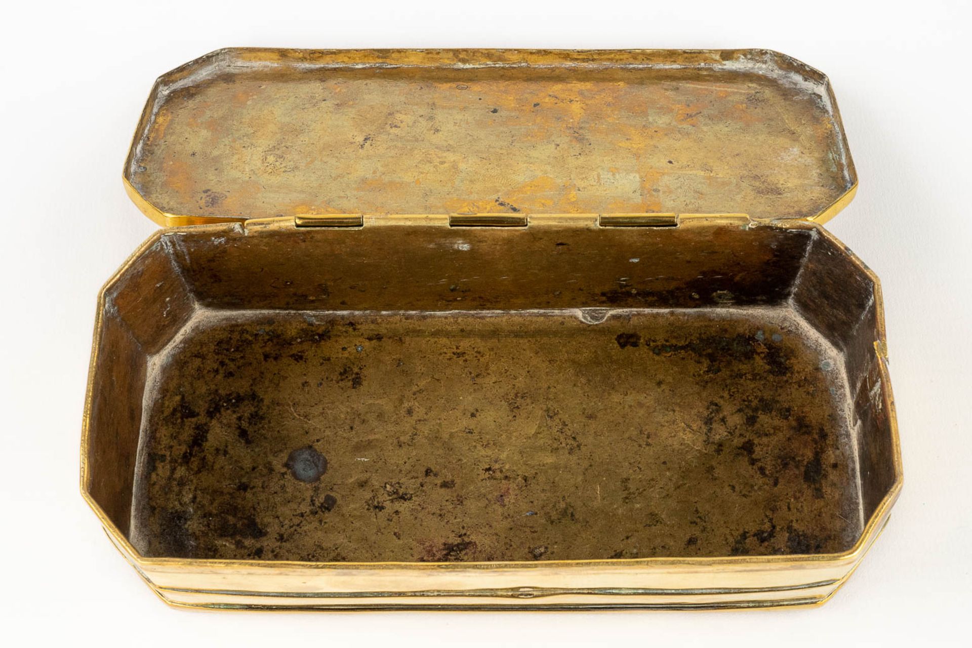 A collection of 3 antique oval tobacco boxes, made of copper. 18th/19th C. (L: 7 x W: 12 x H: 3,5 cm - Image 4 of 13