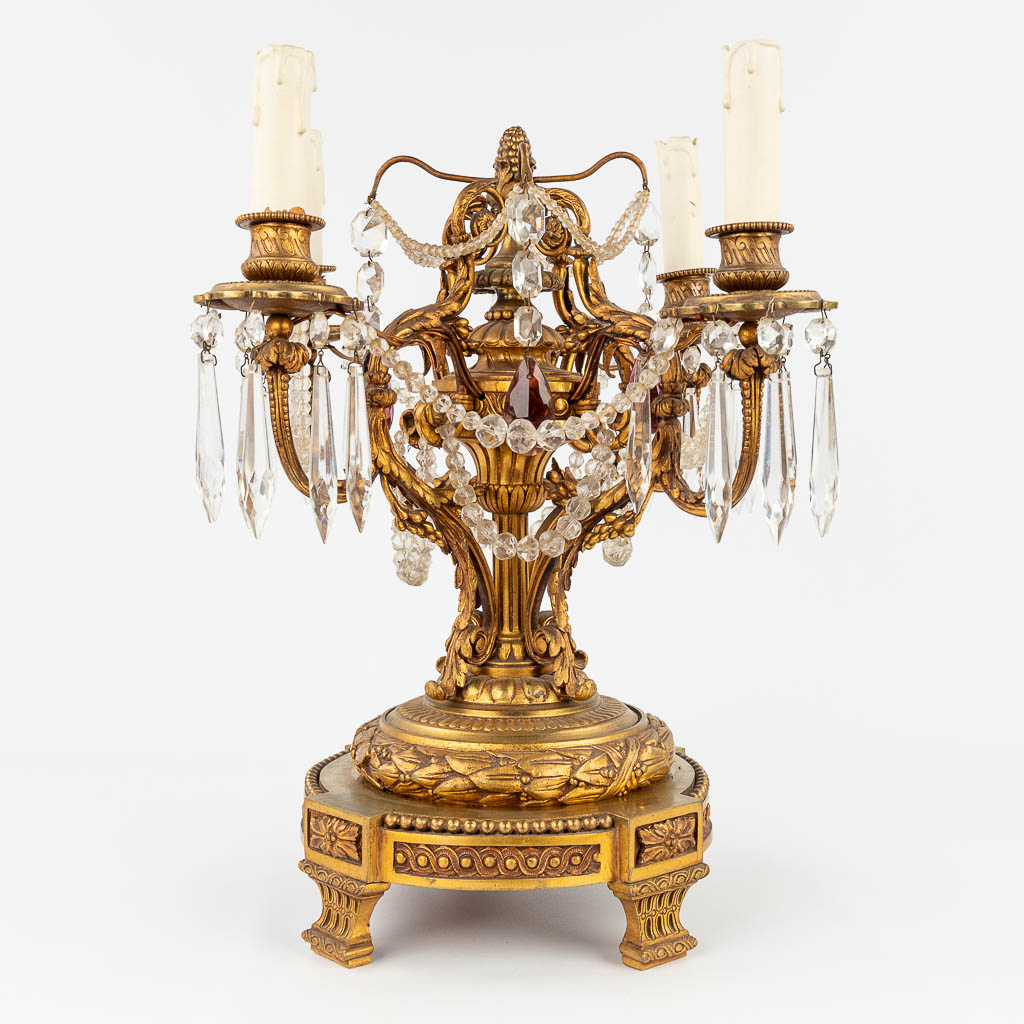 A girandole table lamp made of bronze in Louis XVI style. (L: 40 x W: 40 x H: 43 cm)