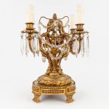 A girandole table lamp made of bronze in Louis XVI style. (L: 40 x W: 40 x H: 43 cm)