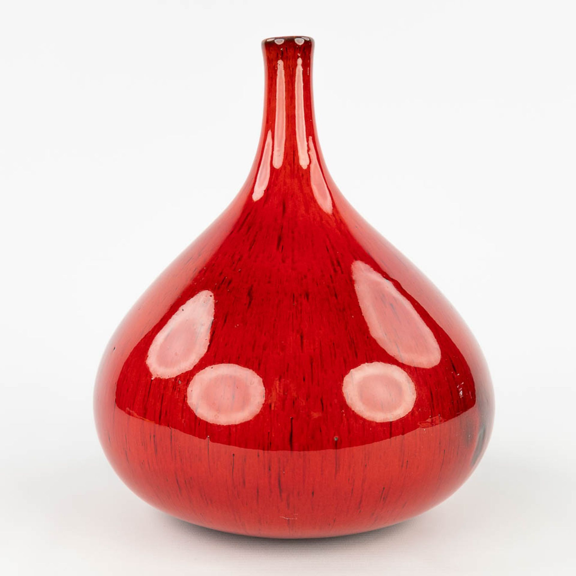 Elisabeth VANDEWEGHE (XX-XXI) 'Red vase' for Perignem. (H: 27,5 x D: 24 cm) - Image 5 of 11