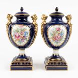 A pair of vases with hand-painted flower decor. Italy, 20th C. (L: 12,5 x W: 18 x H: 35 cm)