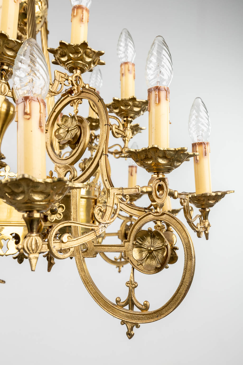 A large decorative chandelier, bronze, 20th C. (H: 95 x D: 93 cm) - Image 11 of 16