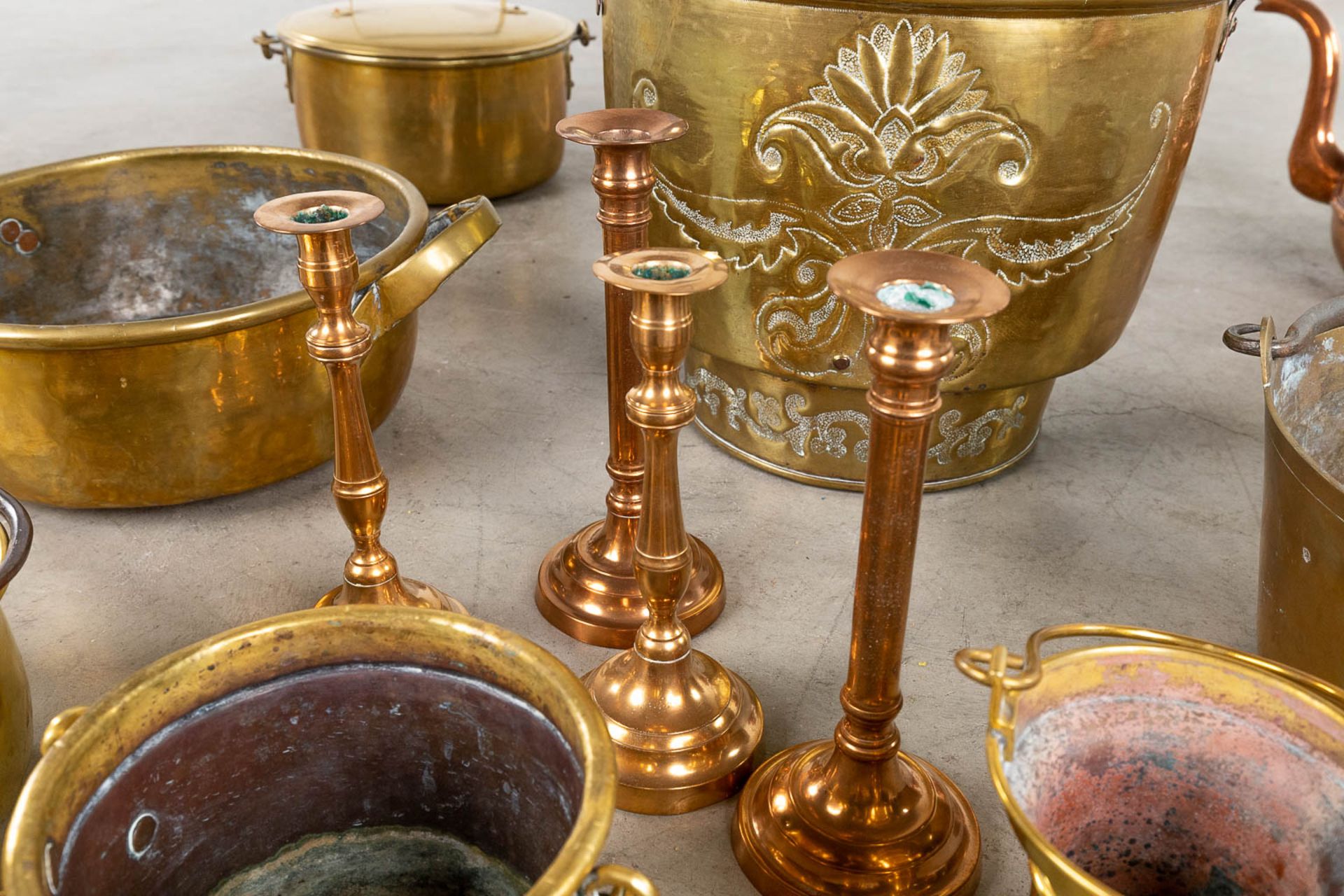 A collection of items made of red copper and brass. 18th/19th/20th C. - Image 5 of 9