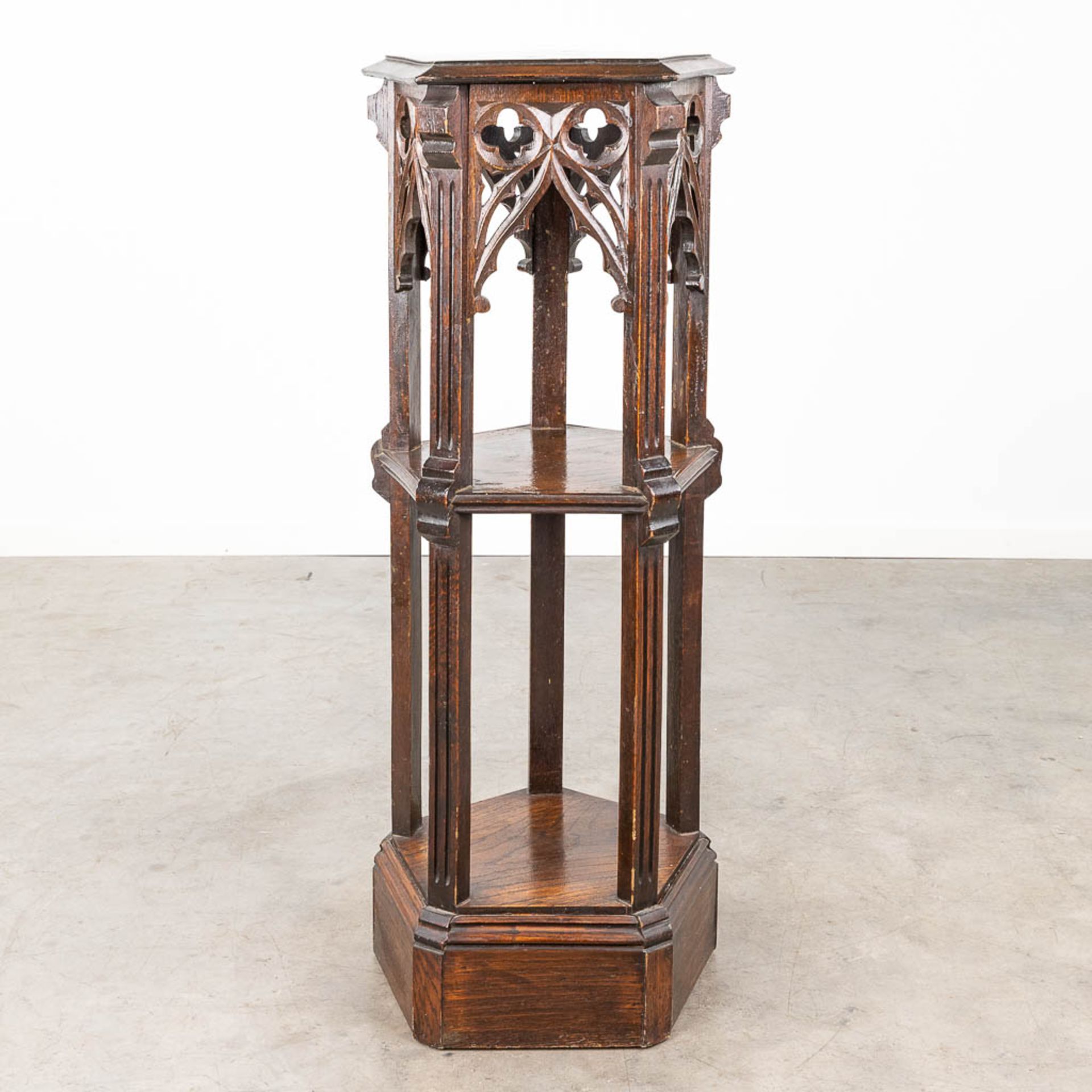 A pentagram pedestal, sculptured wood in Gothic Revival style. 19th C. (L: 41 x W: 46 x H: 111 cm) - Image 3 of 12