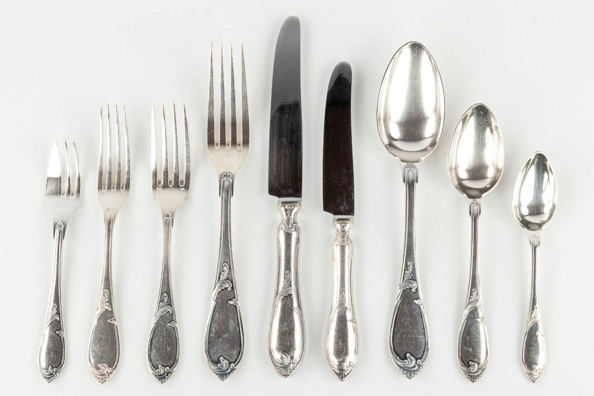 B. Wiskemann, Bruxelles, a silver-plated cutlery set, Louis XV style. (L: 30 x W: 39 x H: 22 cm) - Bild 3 aus 24